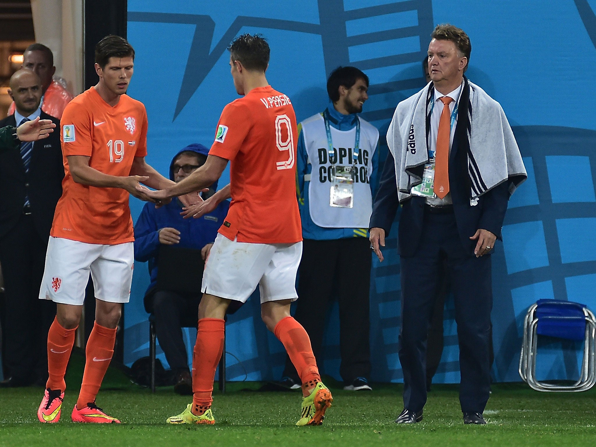 Netherlands' coach Louis van Gaal (R) looks on as Netherlands' forward and captain Robin van Persie (C) shakes hands with Netherlands' forward Klaas-Jan Huntelaar