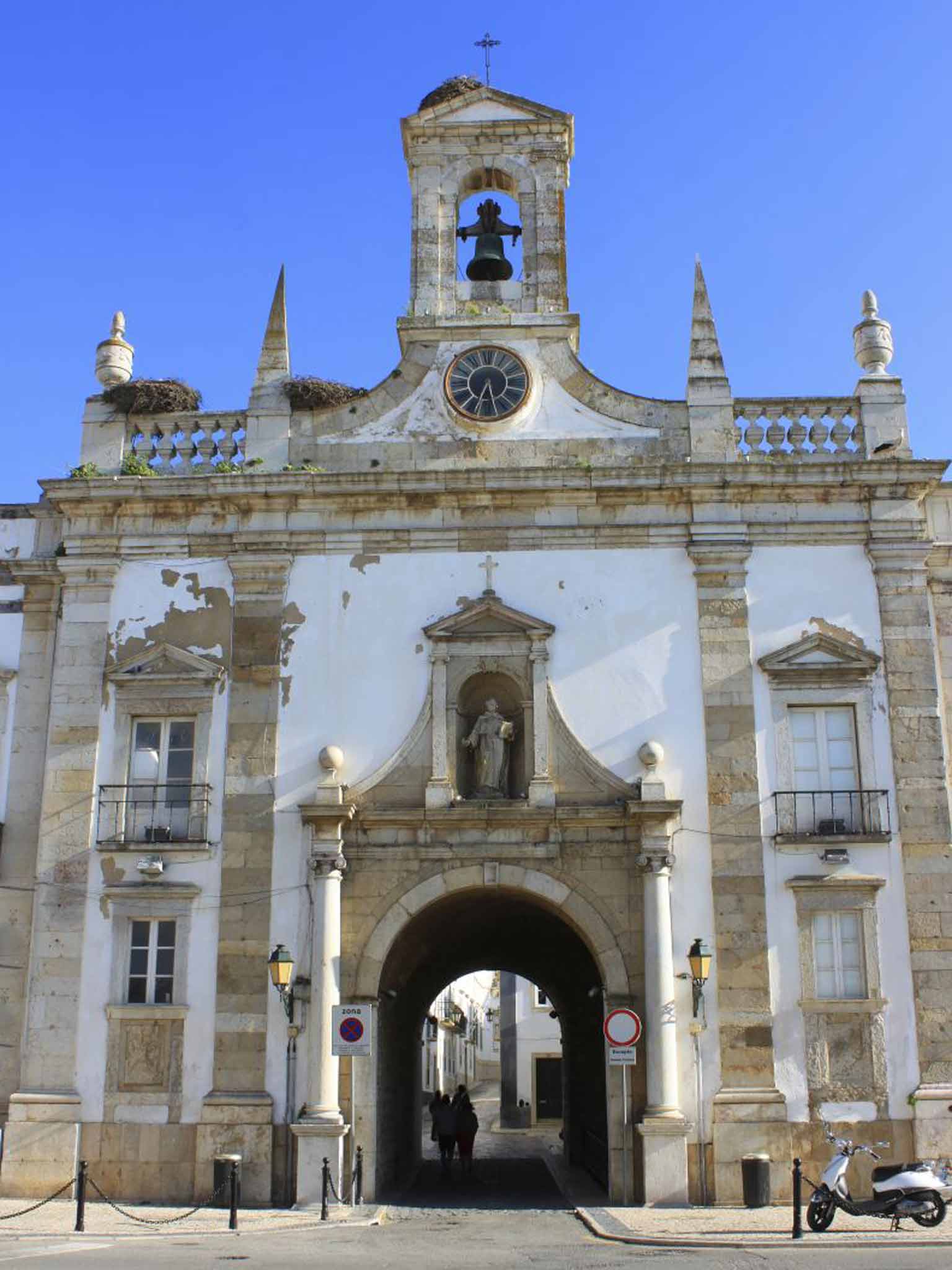 Make an entrance: Arco da Vila