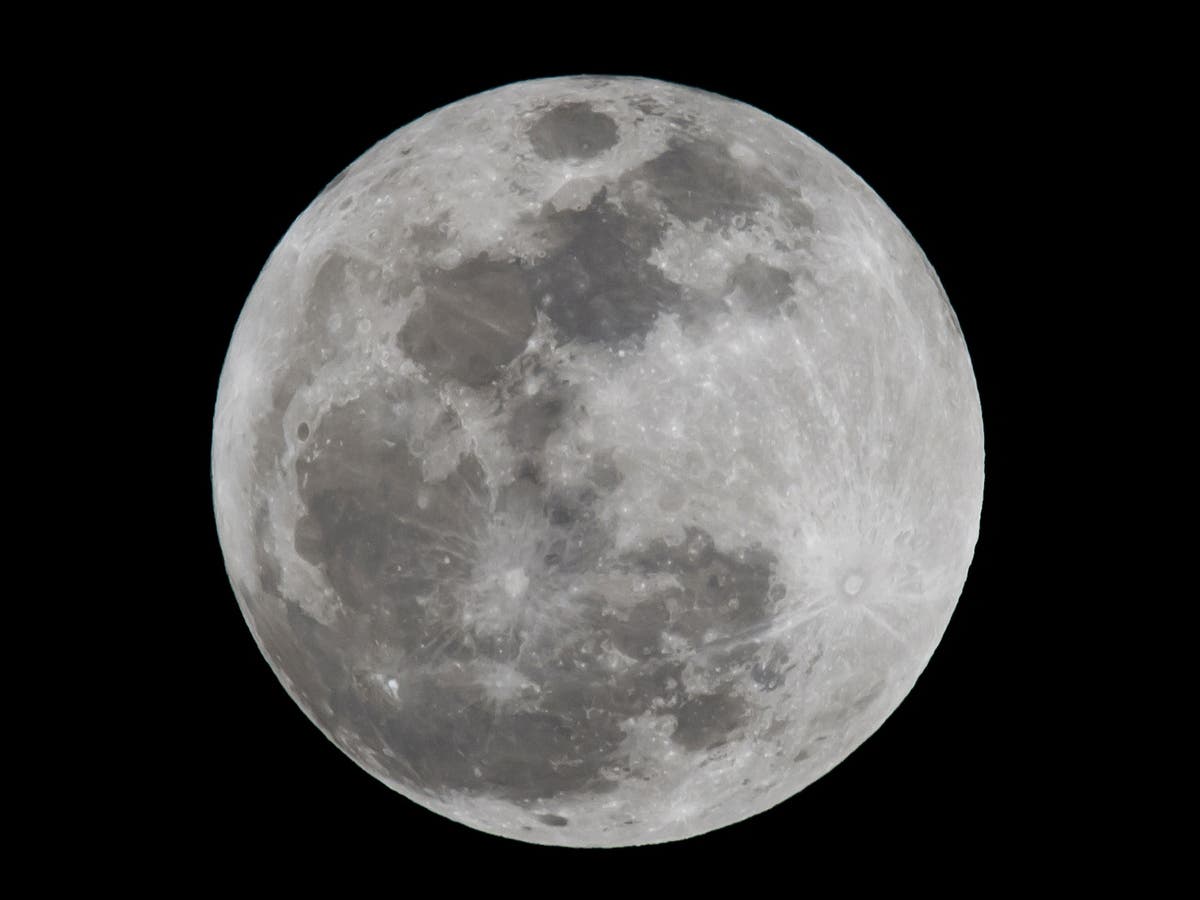 Луна 22 серию. Луна фигура. Луна 22.08.2020. Полная Луна в телескоп. Вид новолуние в телескоп.