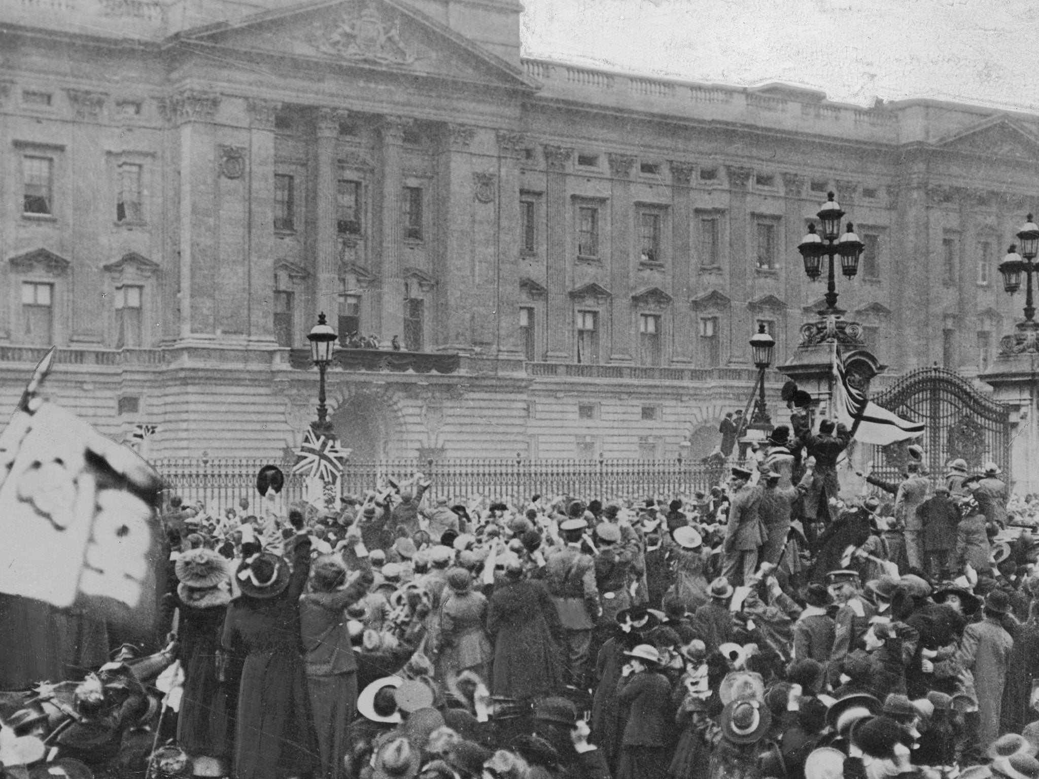 The Royal Family appear on the balcony