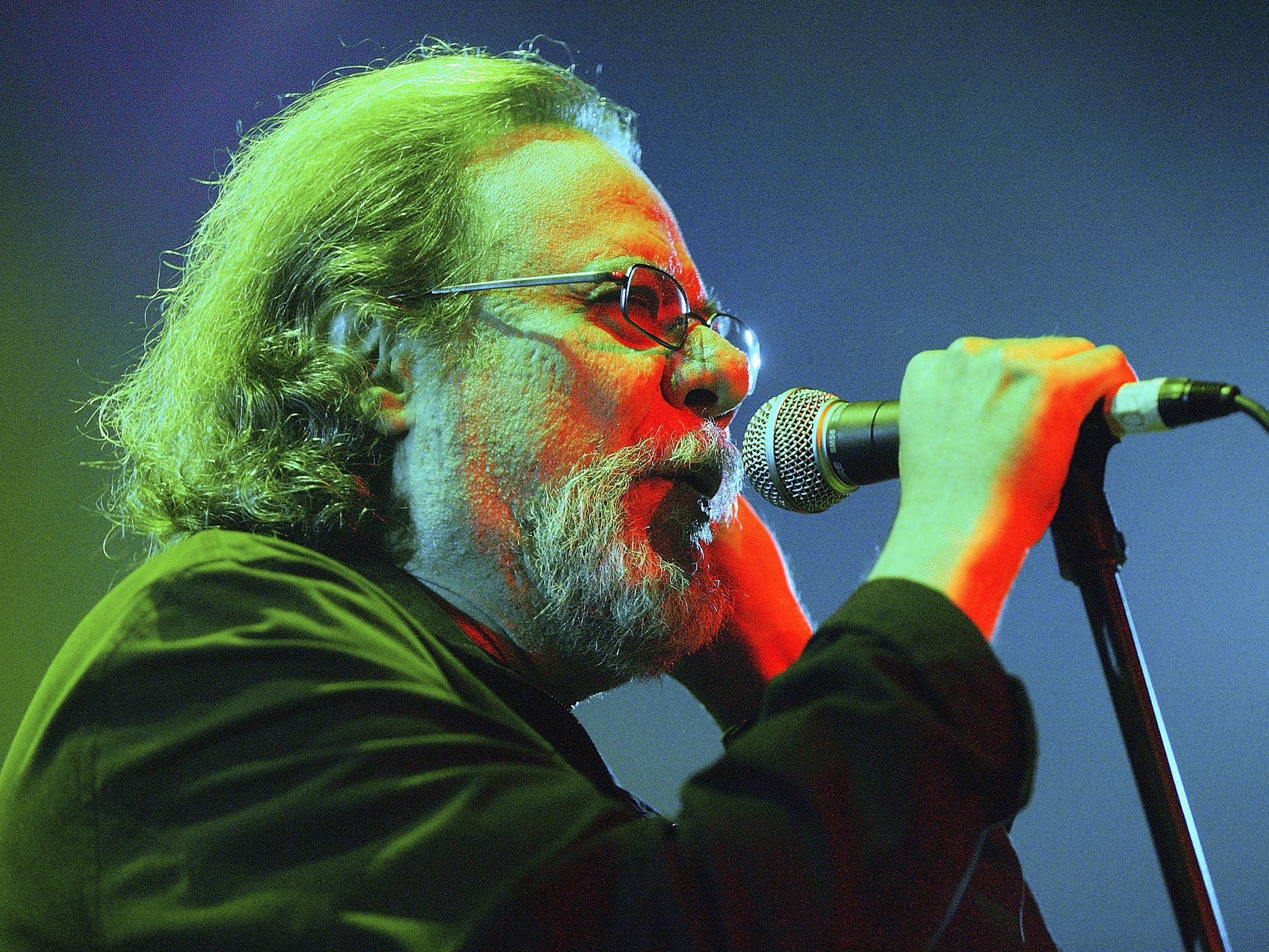 Tommy Ramone performs on stage during The Ramones Cancer Benefit at Spirit October 8, 2004 in New York City.