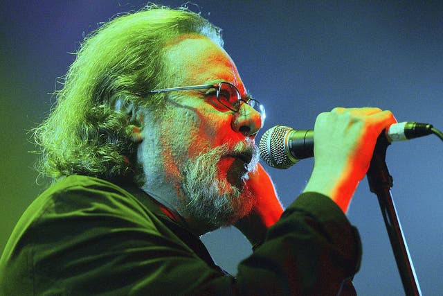 Tommy Ramone performs on stage during The Ramones Cancer Benefit at Spirit October 8, 2004 in New York City.