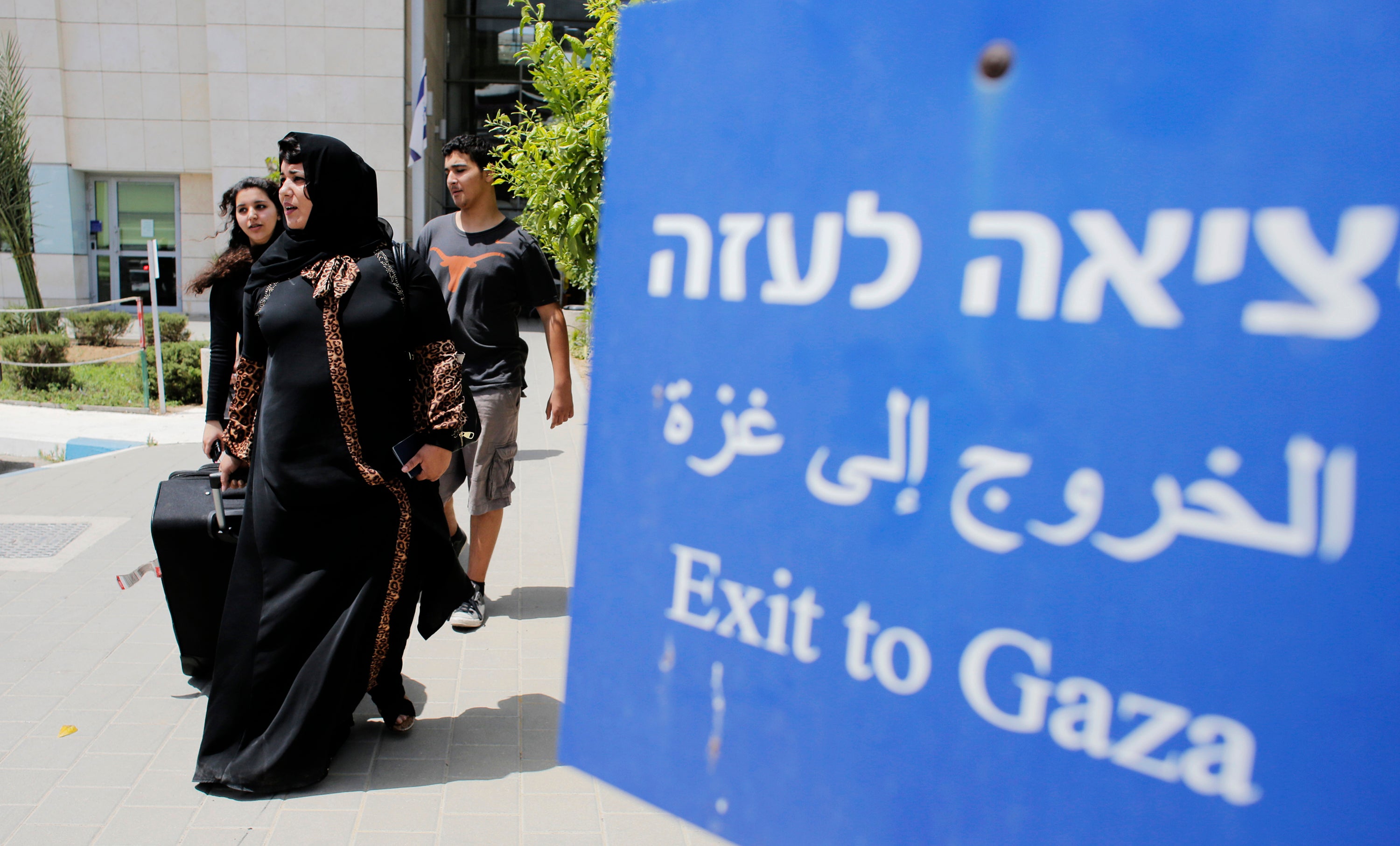 Palestinians leave Gaza