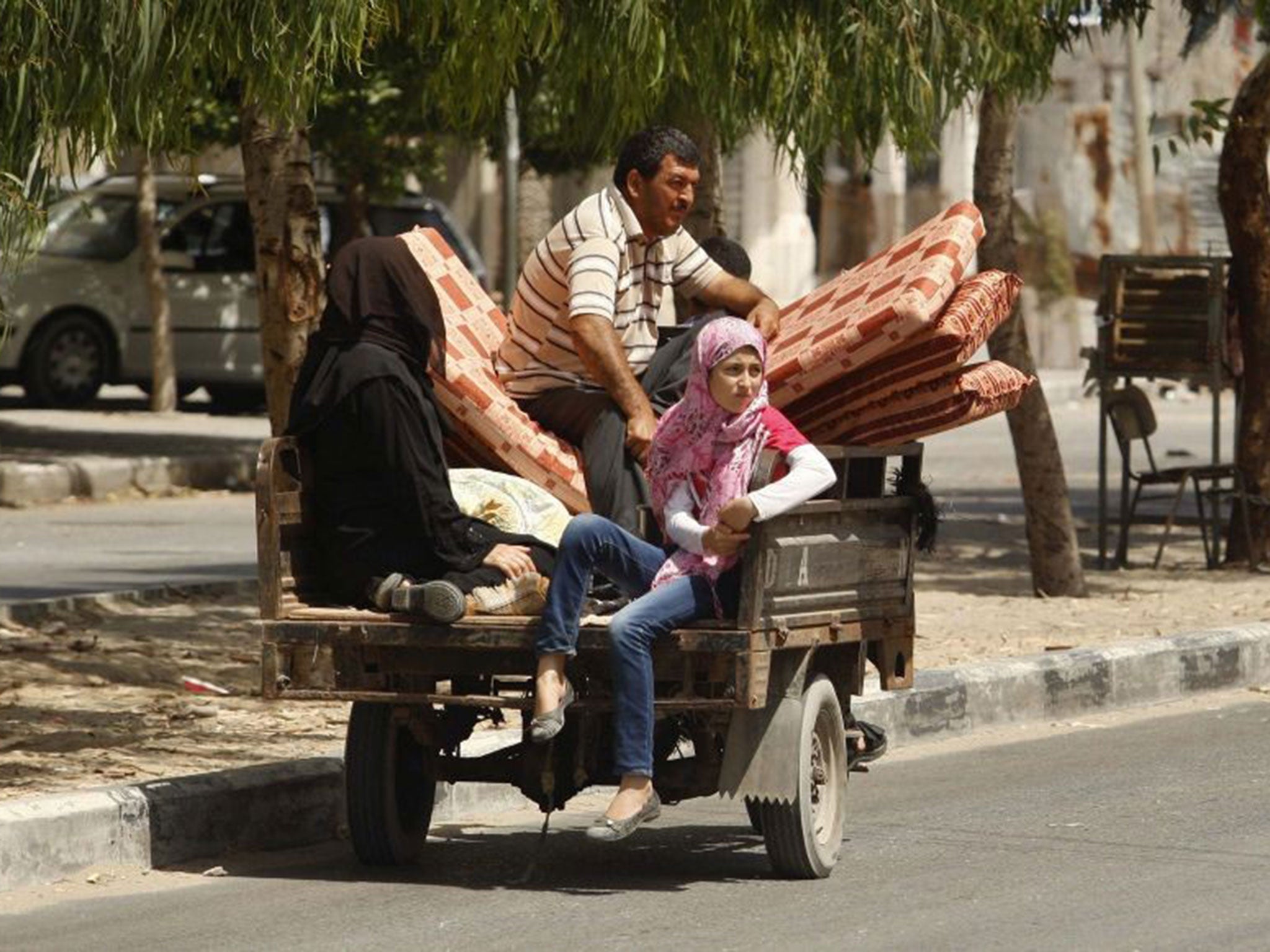 Palestinian refugees flee the conflict