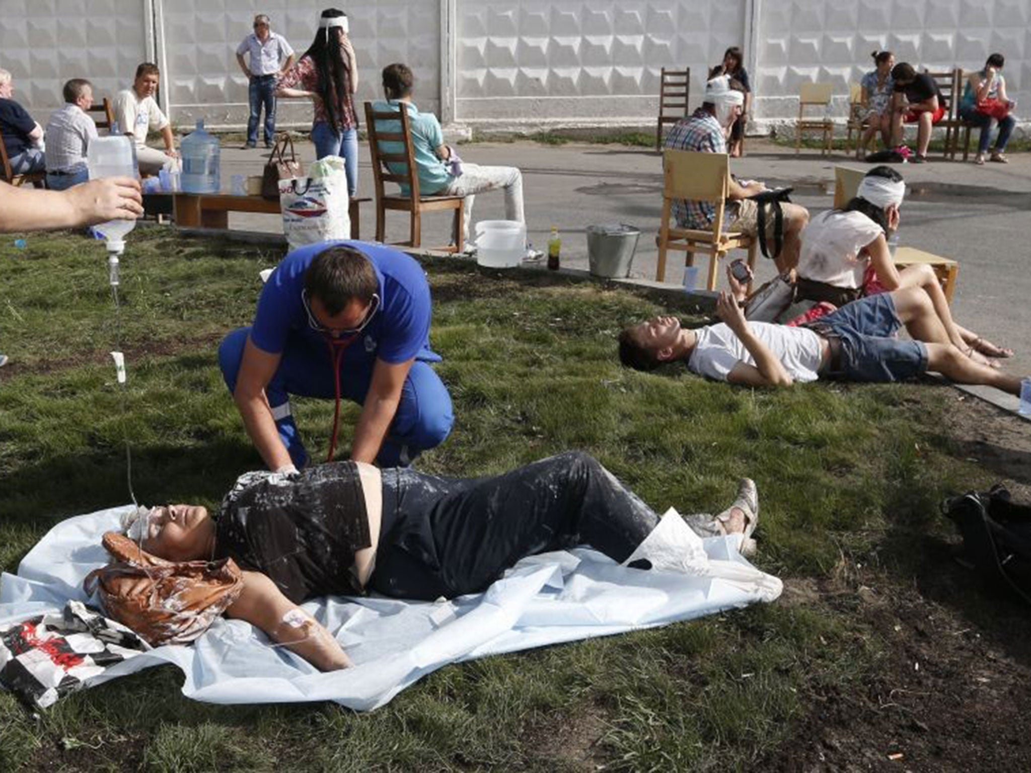 Paramedics treat passengers injured as several subway cars derailed in Moscow, on July 15, 2014.