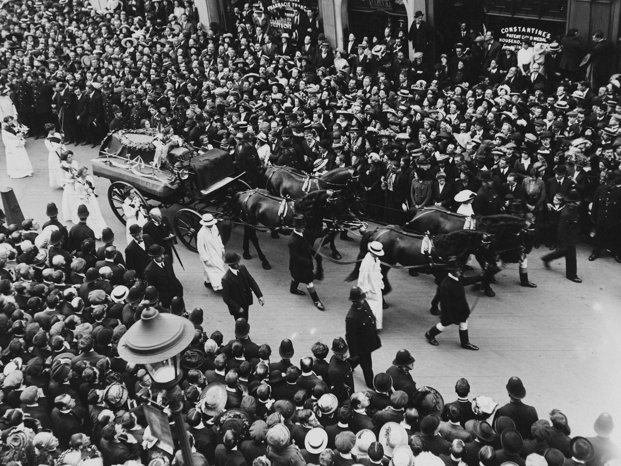 Crowds line the street as the funeral procession Emily Davison on 14 June 1913