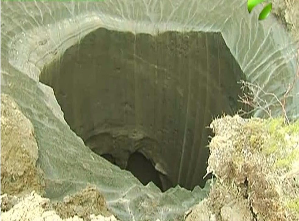 Video Team reaches the giant Siberian hole at 'the end of the world