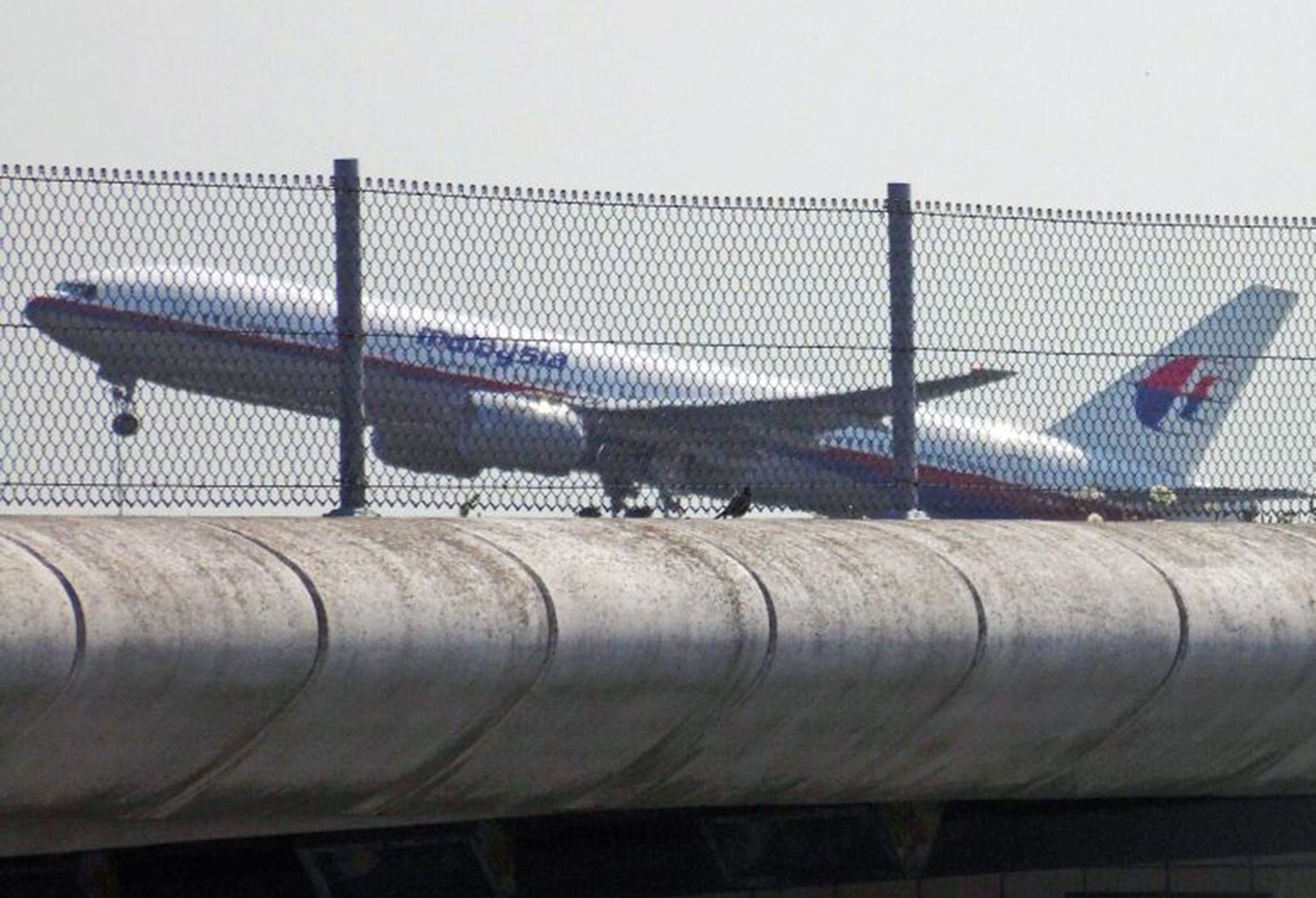 amateur photo of jet airliner sinking