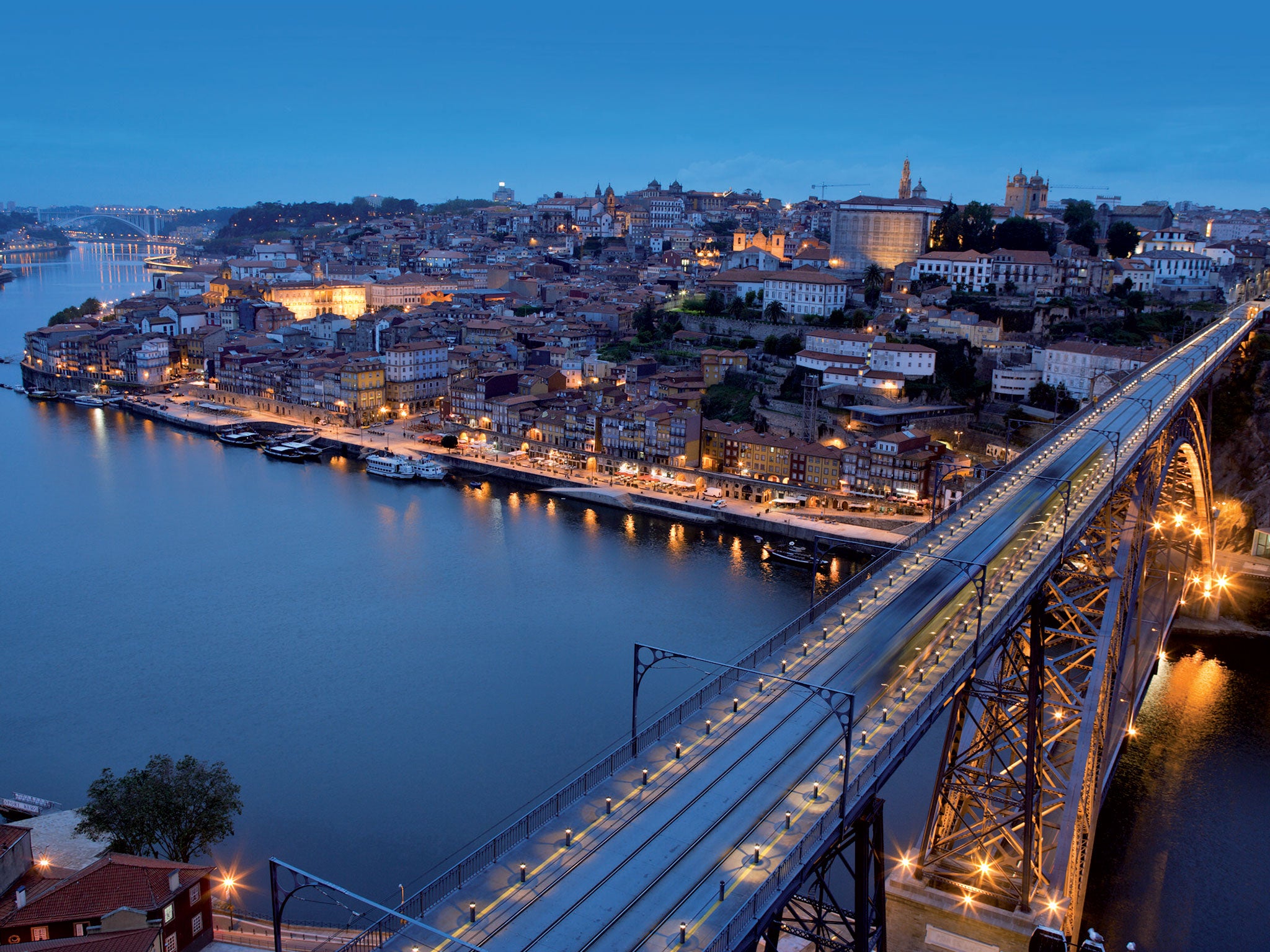 One of the lines on the Metro do Porto network crosses the Dom Luis bridge