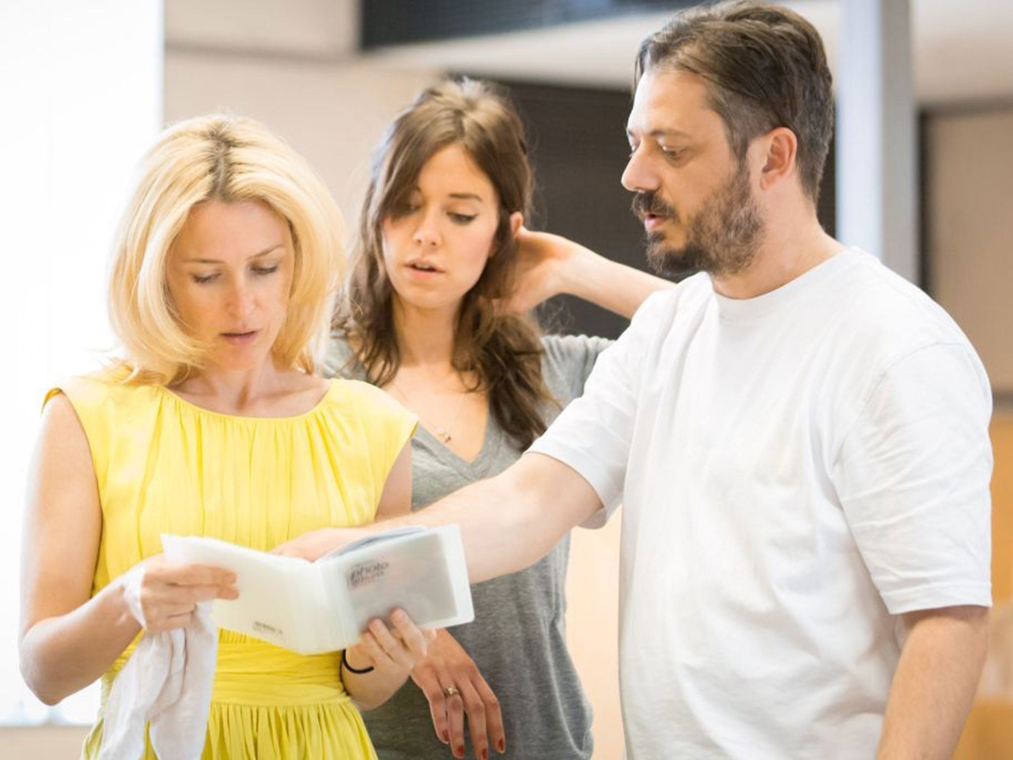 Gillian Anderson (left) and Vanessa Kirby (right) in rehearsal with Benedict Andrews for ‘A Streetcar Named Desire’ (Johan Persson)