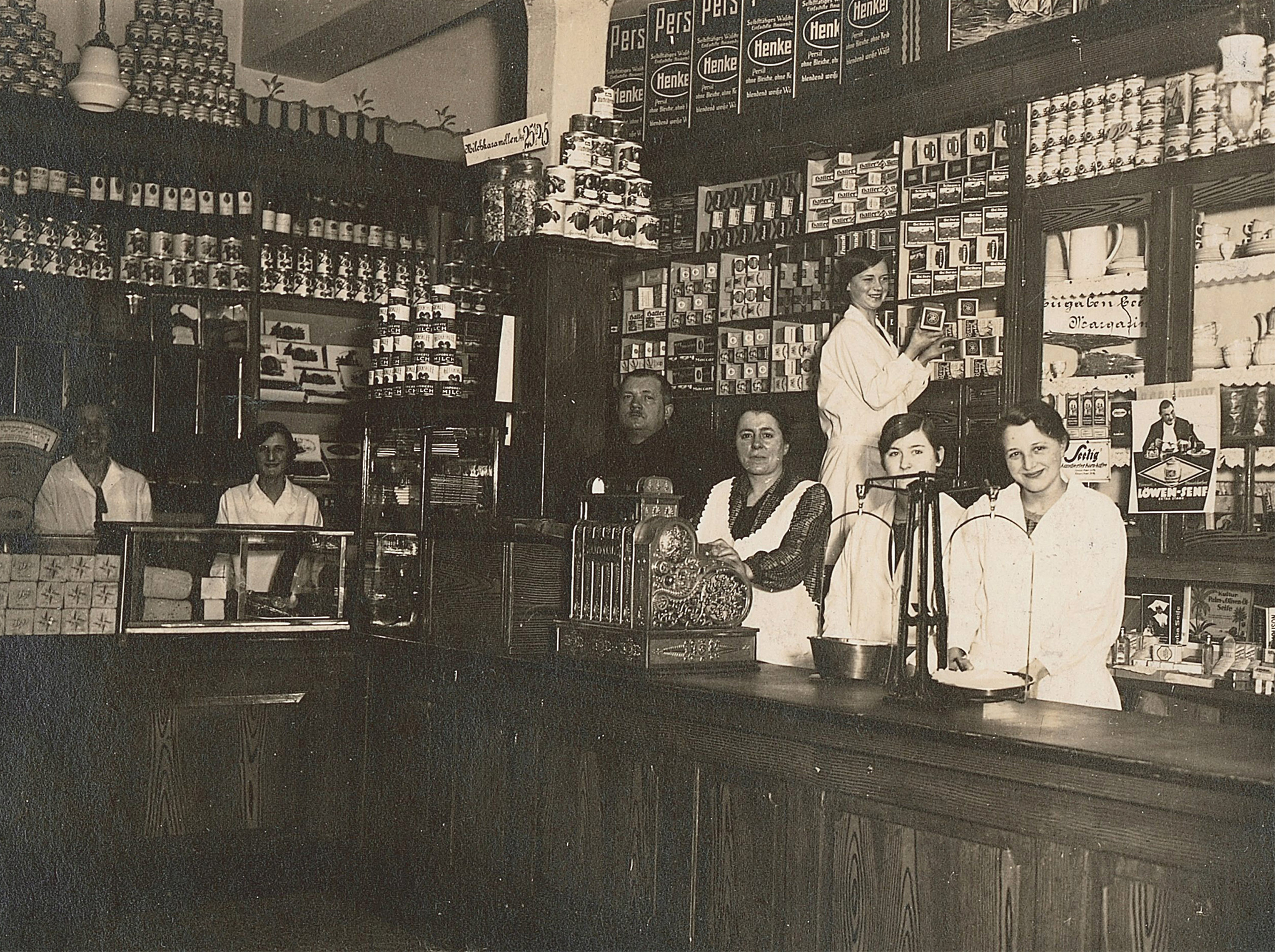 A 1930 image of the Karl Albrecht Spiritousen and Lebensmittel shop, Essen. The shop was opened by Karl and Theo Albrecht’s mother; the brothers later founded Aldi