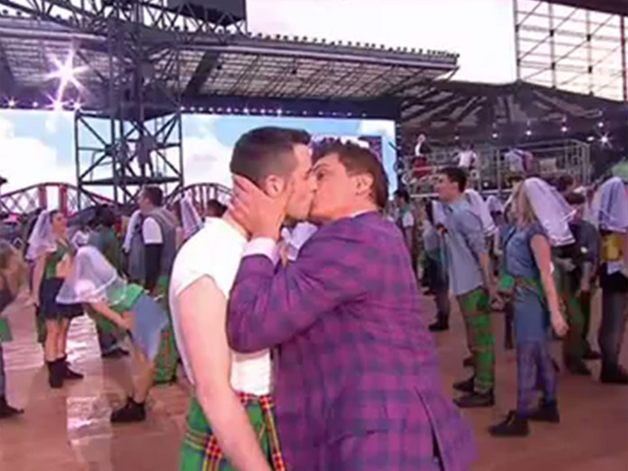 John Barrowman Praised For Commonwealth Games Opening Ceremony Gay Kiss The Independent The