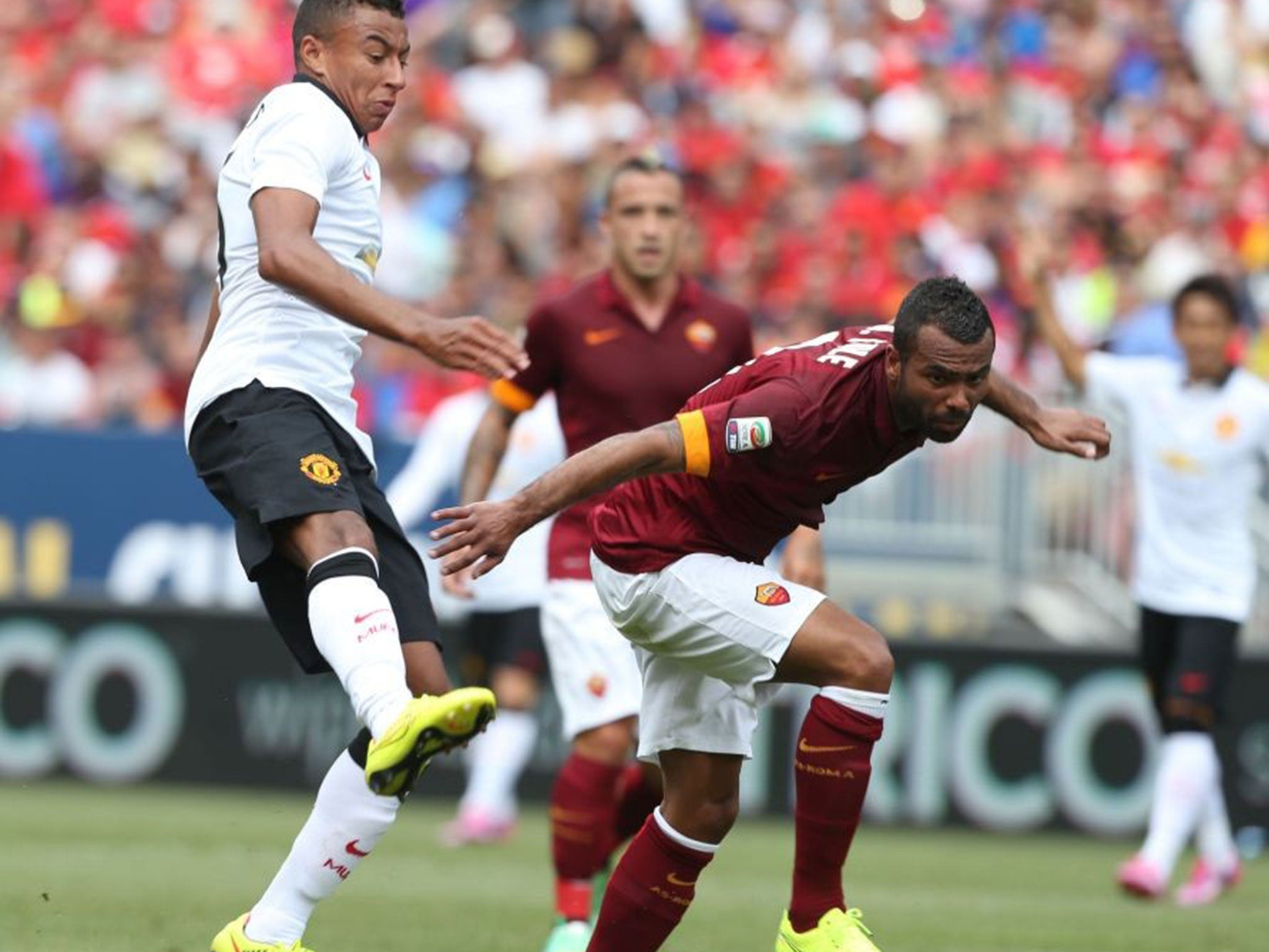 Roma's Salih Ucan tussles with Manchester United's Shinji Kagawa