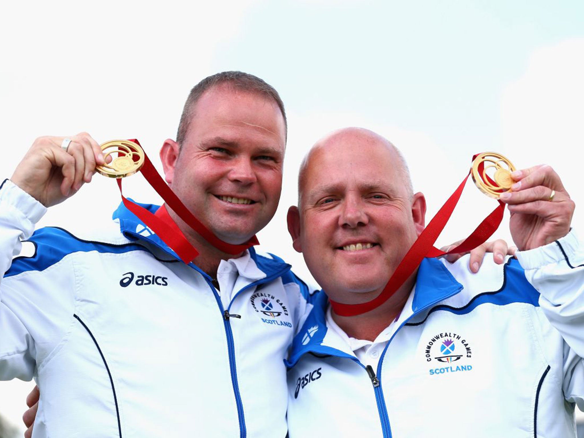 Paul Foster (left) and Alex Marshall with their gold medals after the men’s pairs final at Kelvingrove