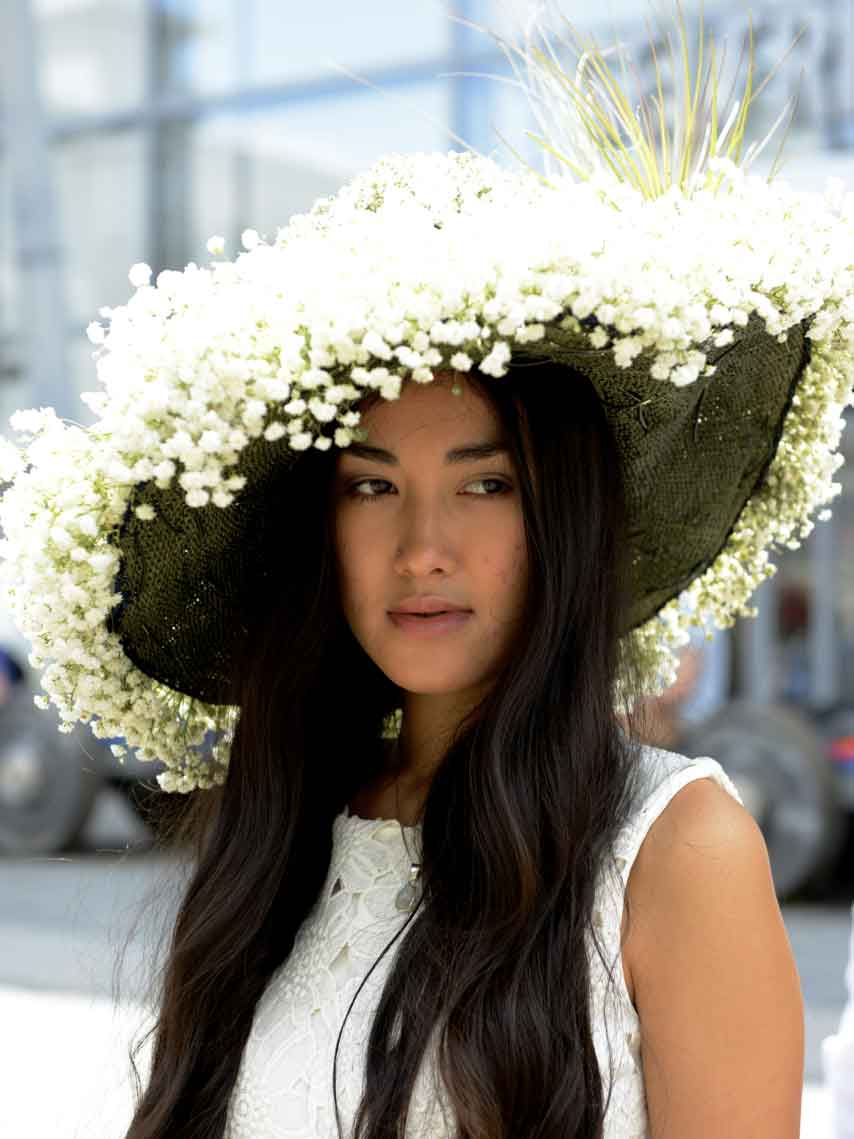 A white gypsophilia hat