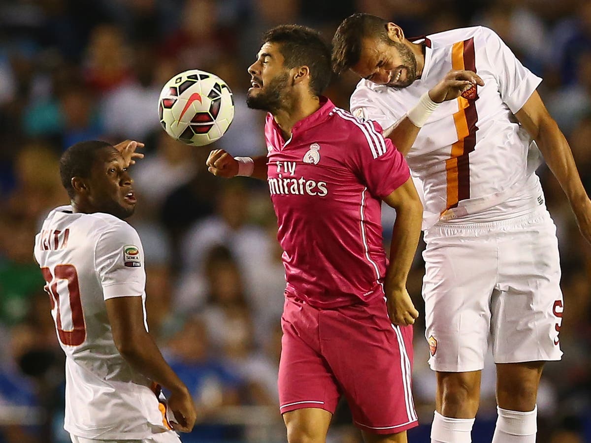 Seydou Keita refuses Pepe handshake before throwing water bottle prior ...