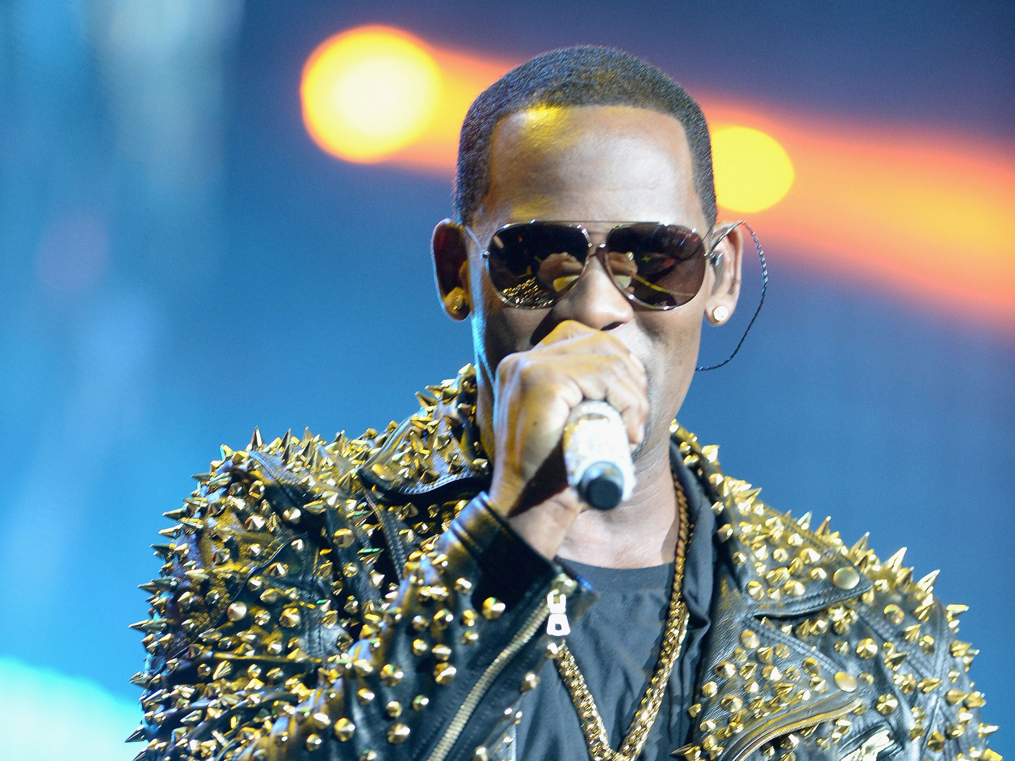 There are no plans to replace R Kelly at the event