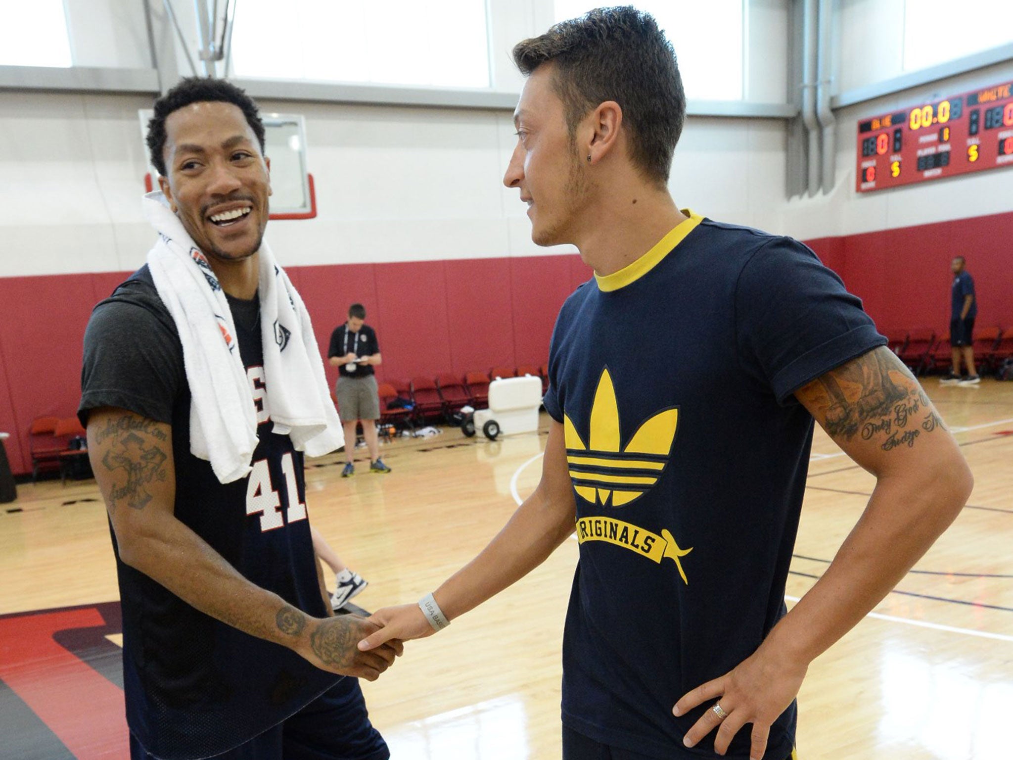 Ozil shakes hands with Chicago Bulls star Derrick Rose