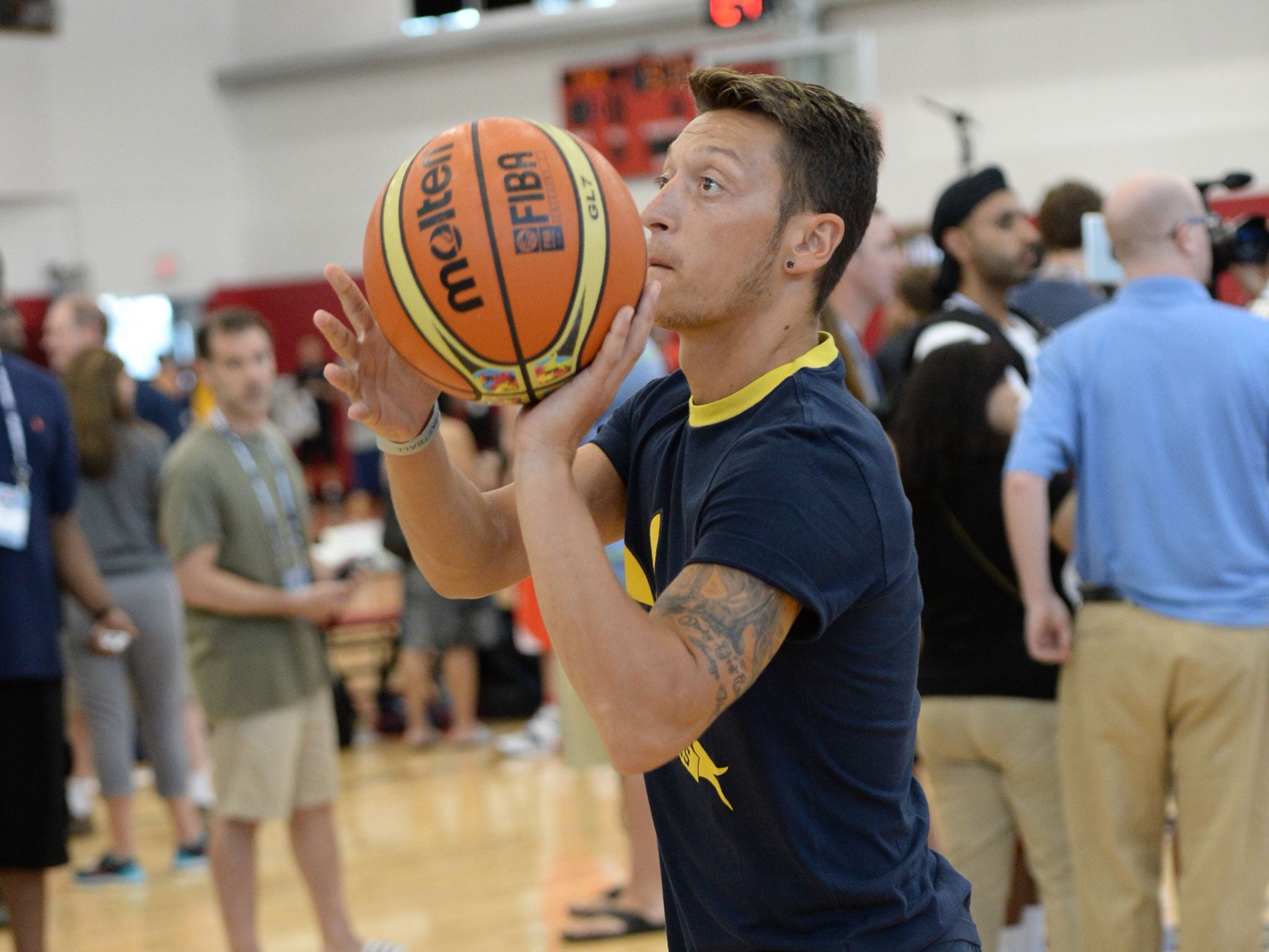 The Arsenal and Germany star practices his jump shot