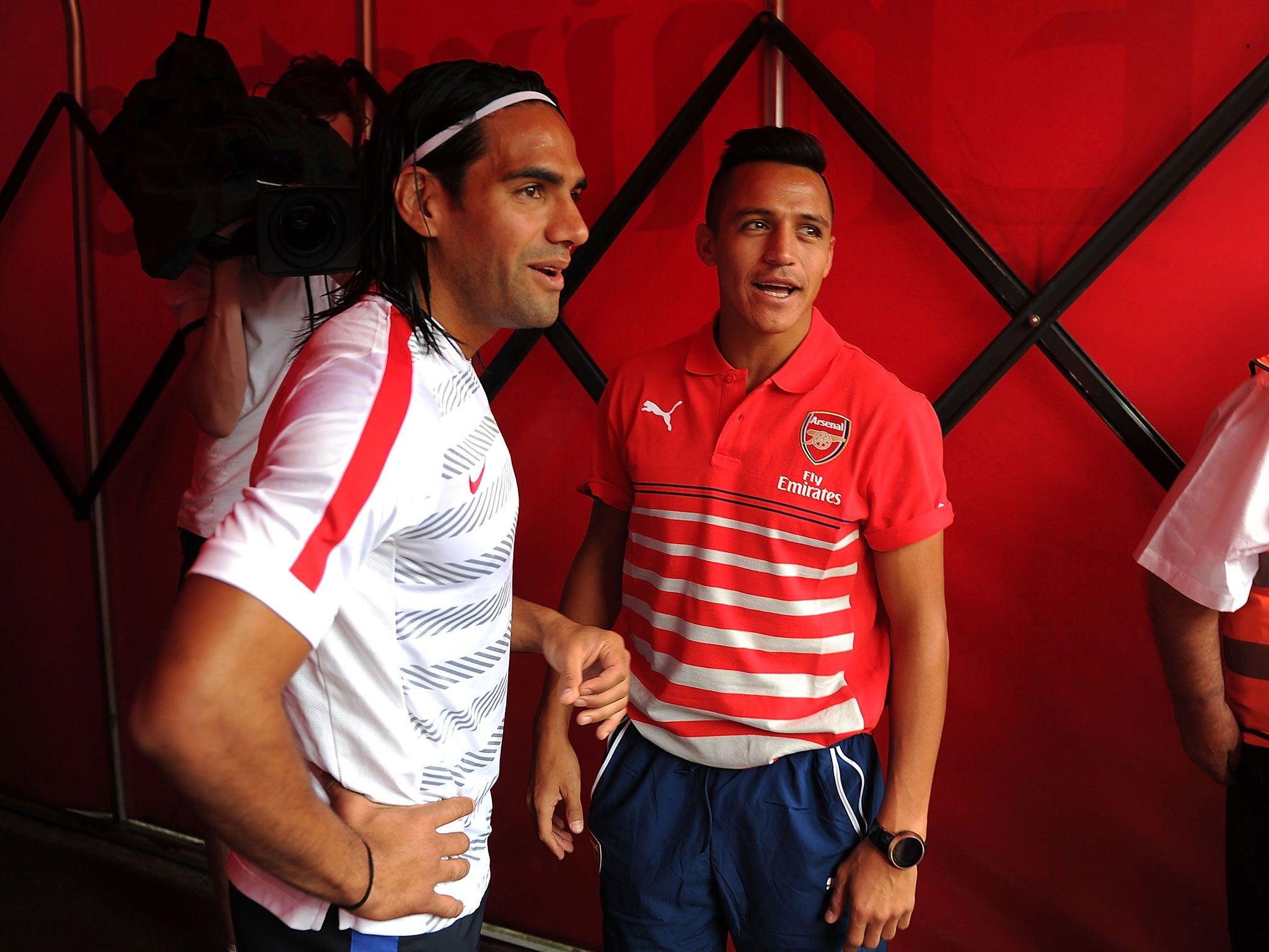 Radamel Falcao and Alexis Sanchez talk in the Emirates Stadium tunnel