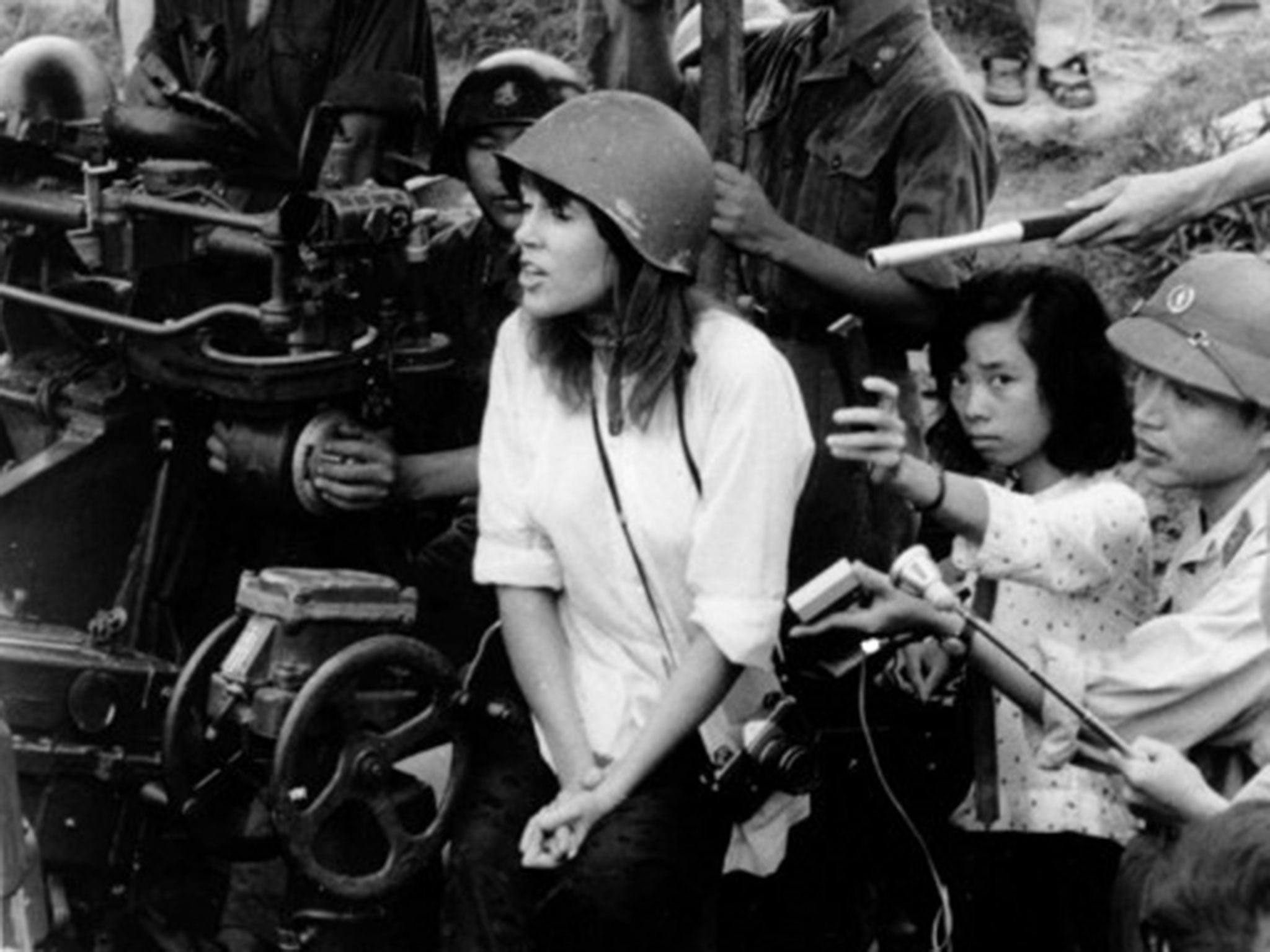 Jane Fonda sings anti-war songs by a North Vietnam anti-aircraft gun in Hanoi, in 1972
