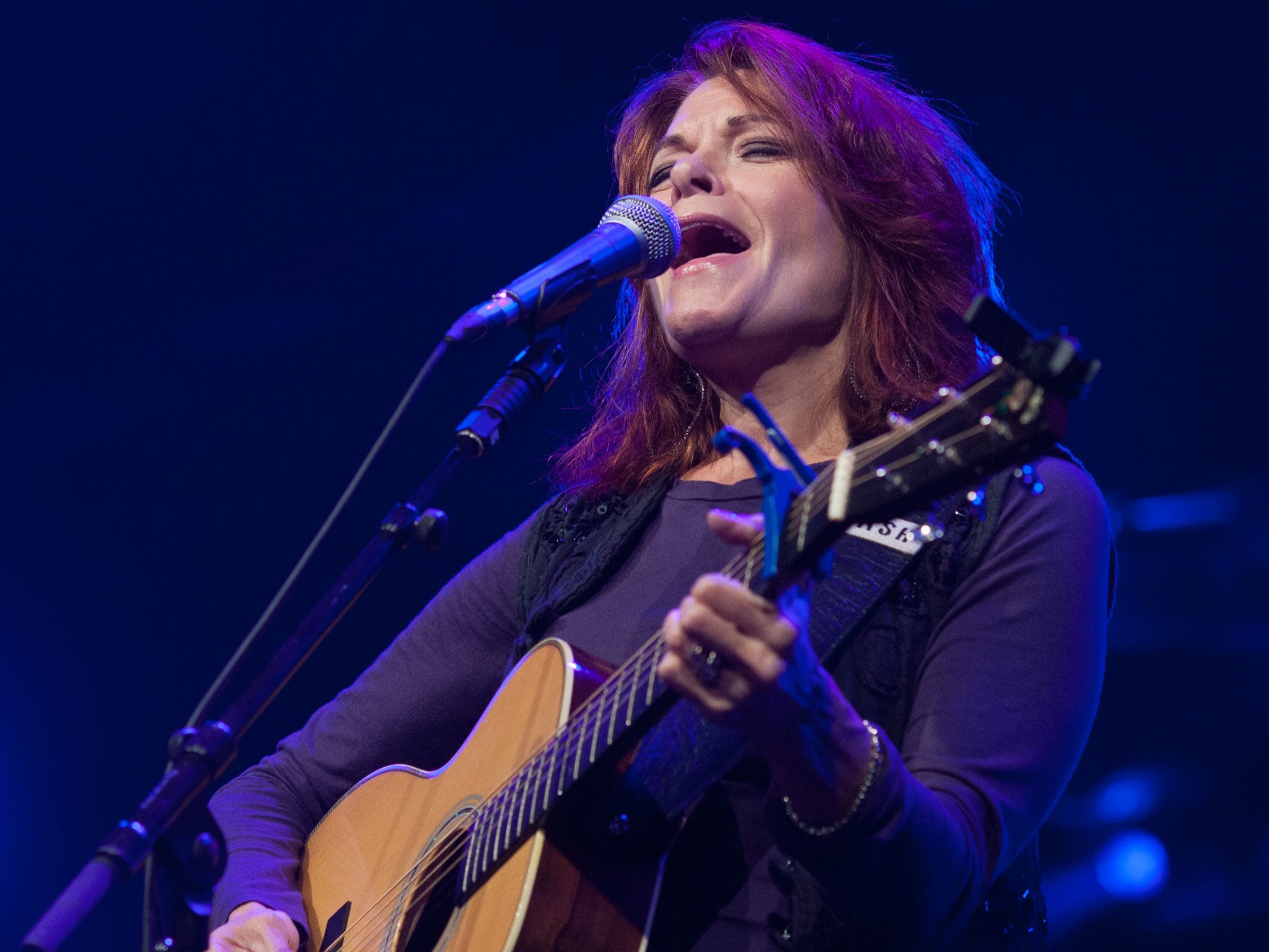 Rosanne Cash, the oldest daughter of Johnny, performing