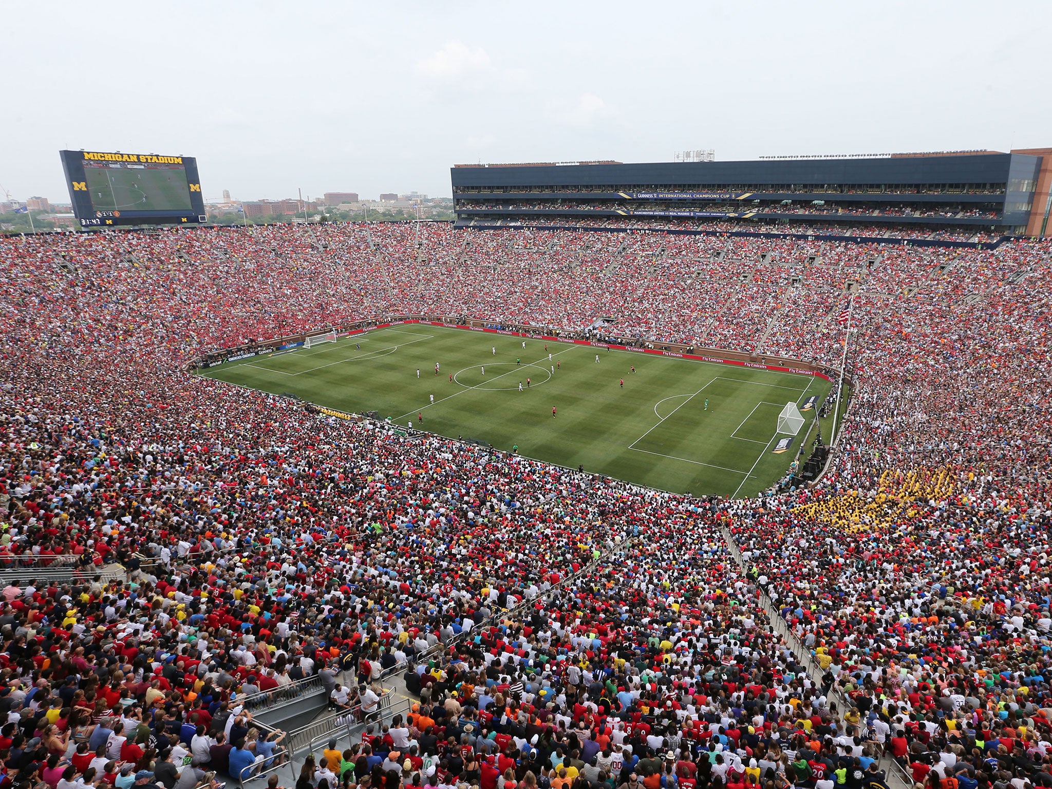 Сколько зрителей вмещает стадион. Стадион Мичиган 2014. Мичиган Стэдиум. Стадион real Madrid. Ман Юнайтед Реал Мадрид.