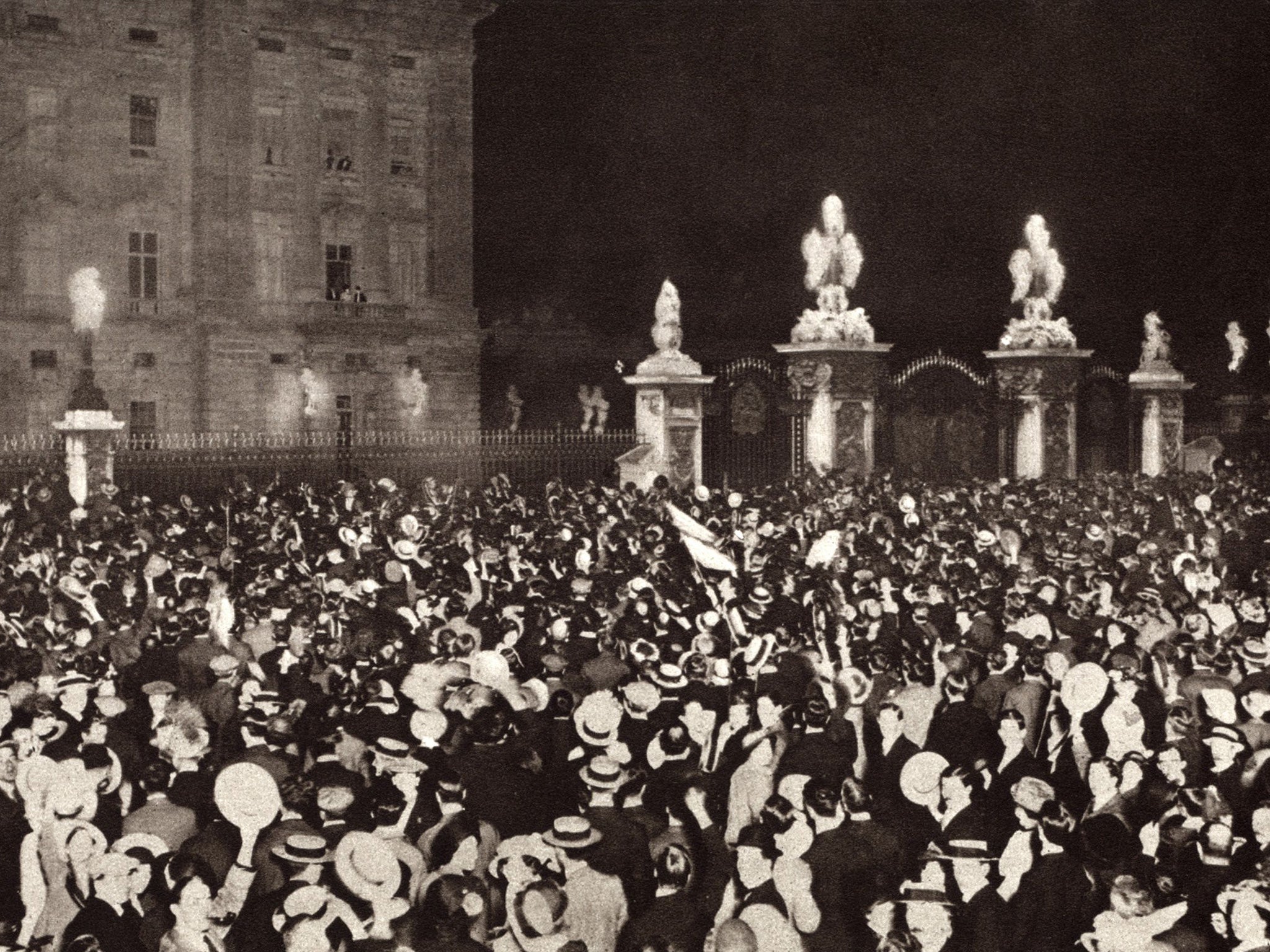 London crowds cheering the Royal Family on the Buckingham Palace balcony on the day Britain declared war on Germany and Austria-Hungary, 4 August 1914 (Rex)