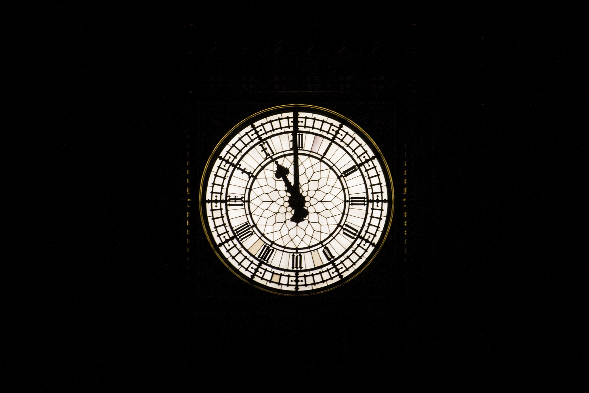Big Ben strikes 11pm as the lights turn off on iconic buildings while London marks the centenary of the outbreak of World War I