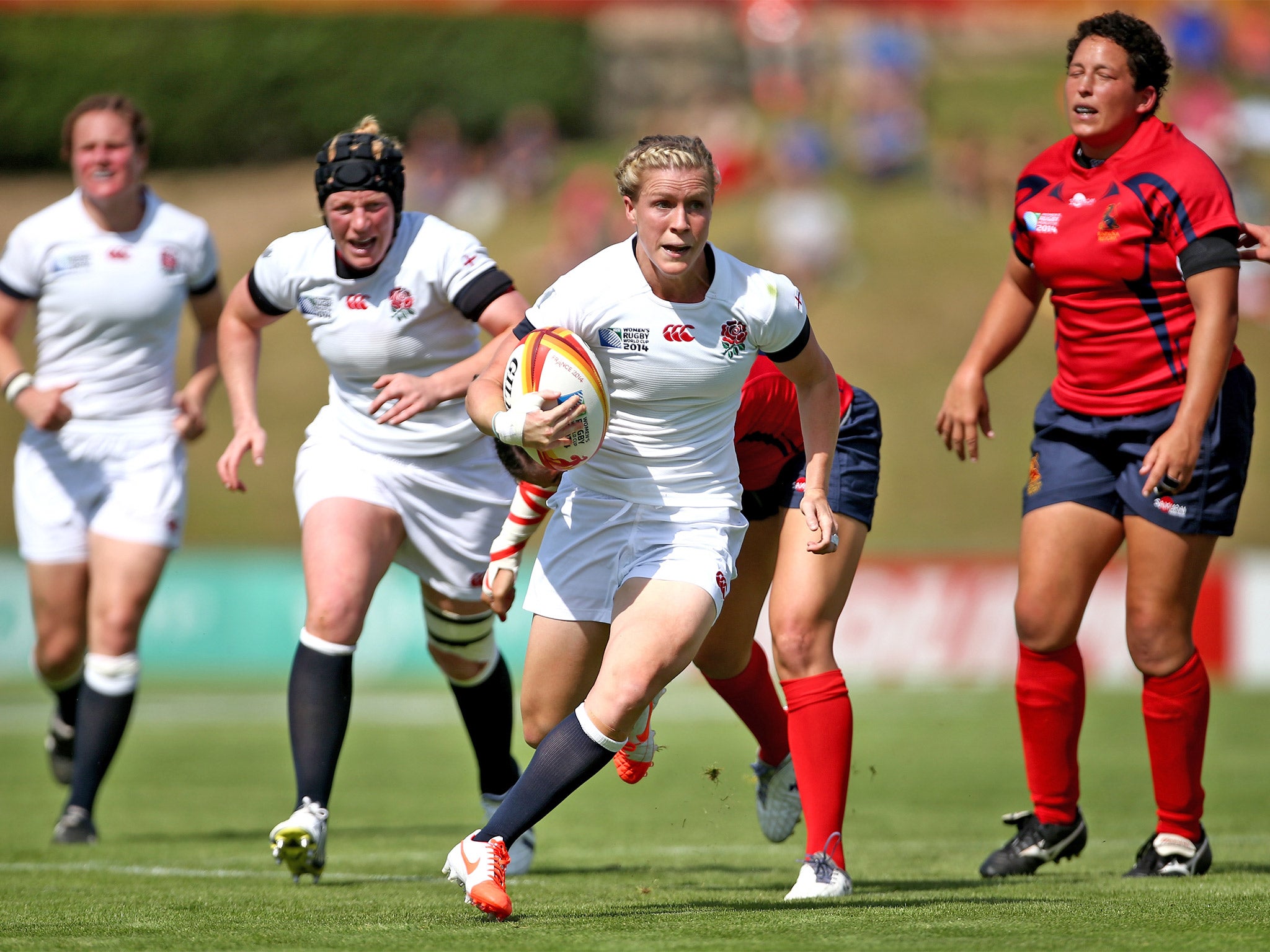 England’s Danielle Waterman breaks clear to score a try in yesterday’s 45-5 win over Spain