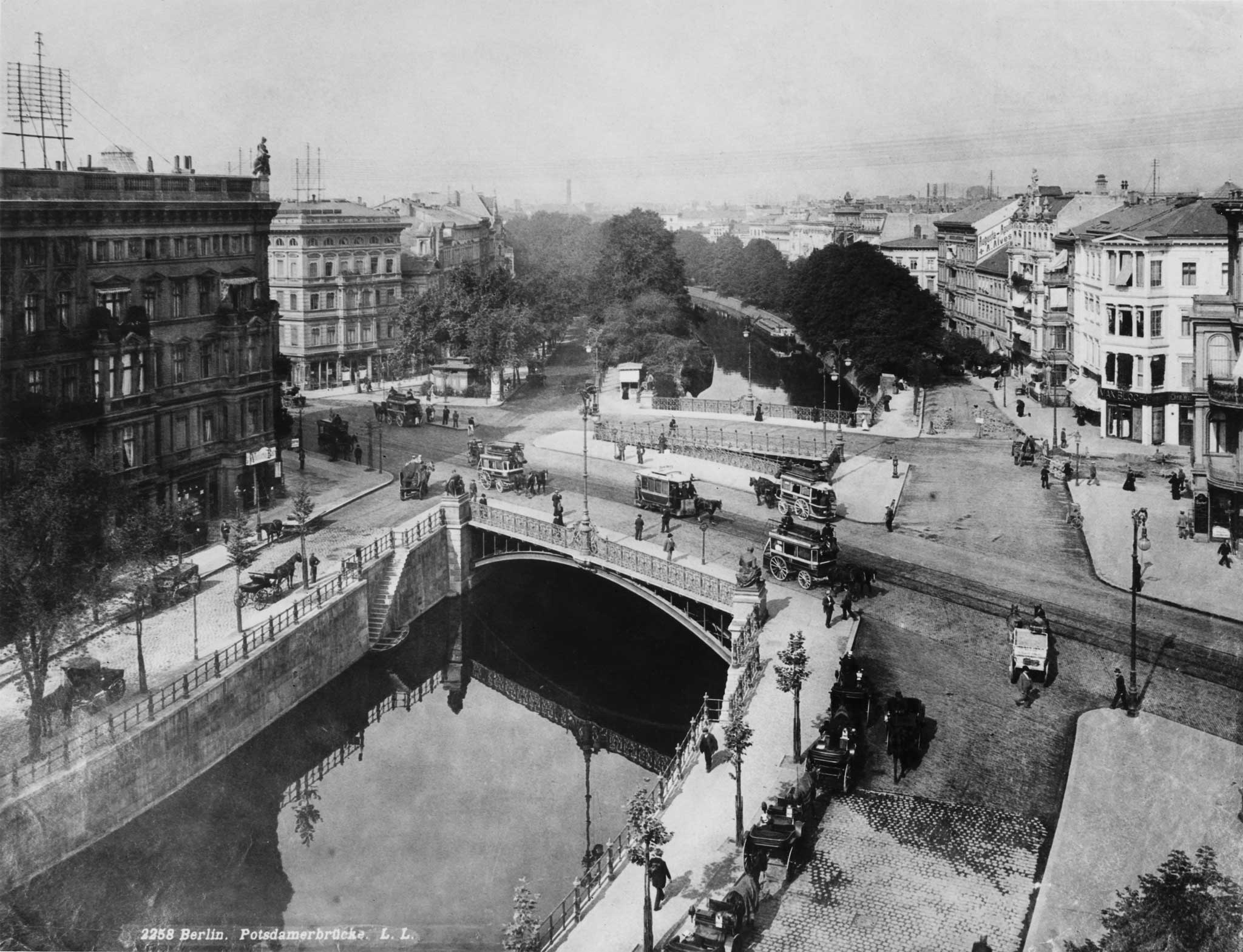Horse-drawn age: Potsdam Bridge in Berlin, before the First World War