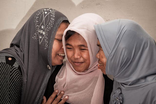 Jamaliah (L) gives a hug to her daughter Raudhatul Jannah (C) after being reunited in Meulaboh, Aceh, northern Sumatra, Indonesia, 07 August 2014. 