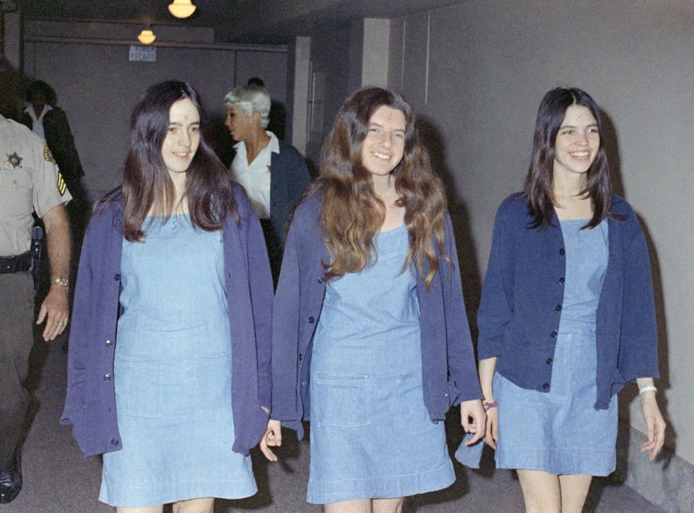 Patricia Krenwinkel (centre) arrives at court with fellow
‘Family’ members Susan Atkins (left) and Leslie van
Houten in 1969