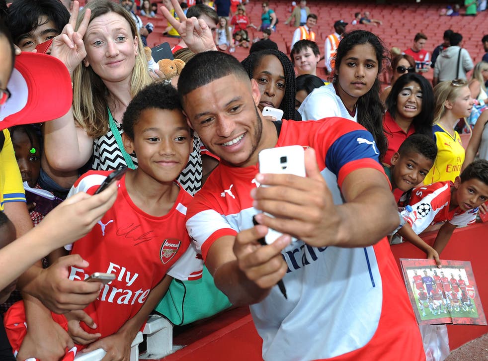 Alex Oxlade-Chamberlain poses with Arsenal fans