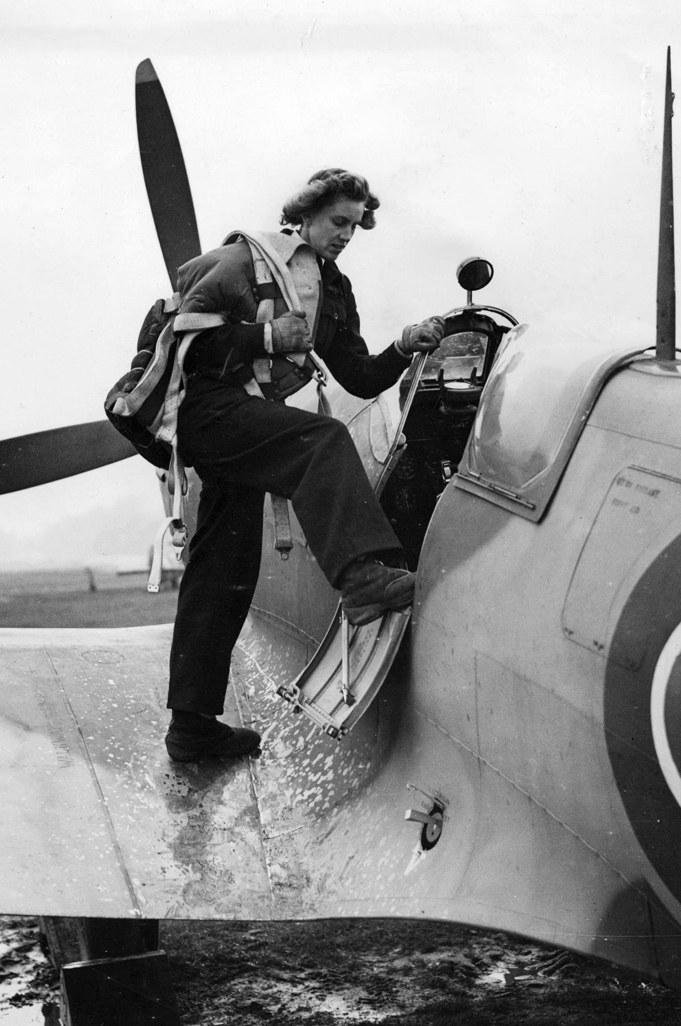 Pilot Lettice Curtis with a Spitfire during World War II