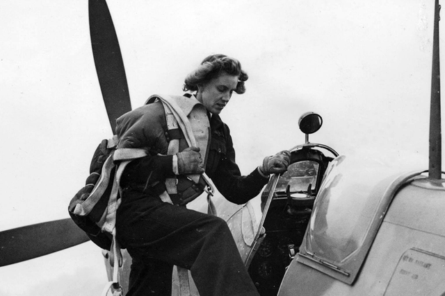 Pilot Lettice Curtis with a Spitfire during World War II 