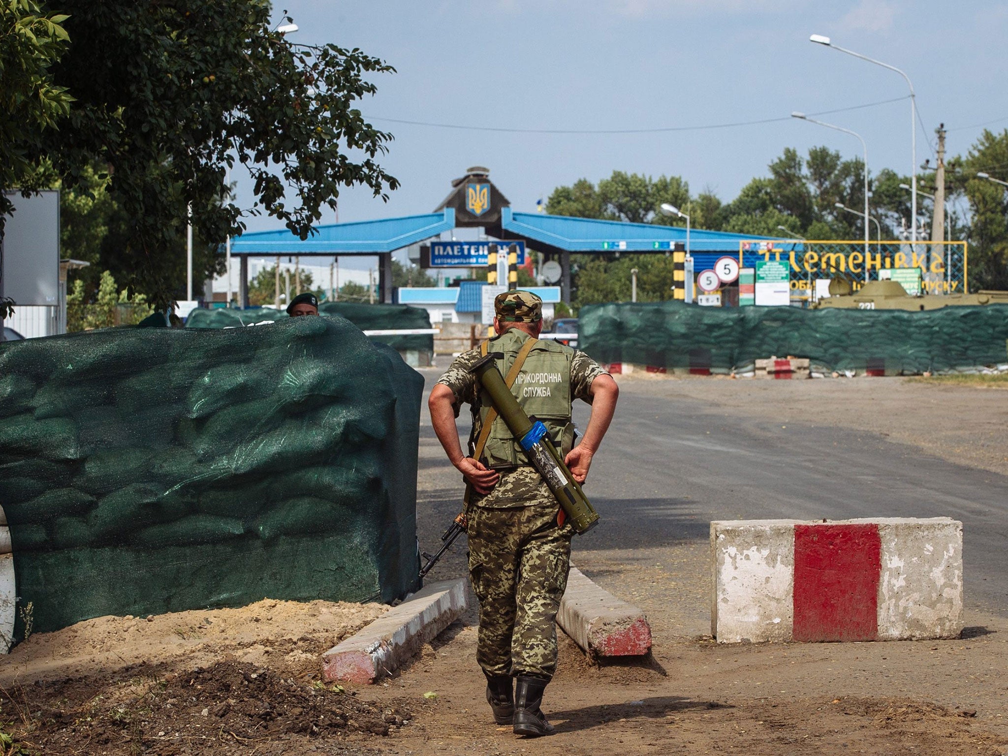 Ukrainian border guards stand at the Ukrainian-Russian border crossing