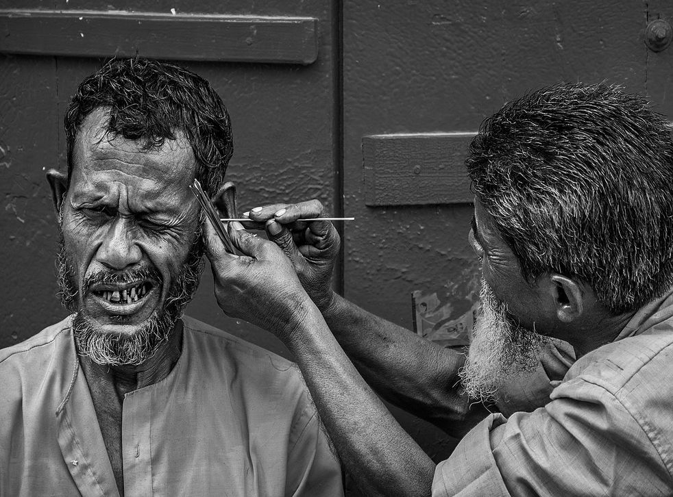 ‘Careful, brother’, Kolkata, by Sandipan Mukherjee (People category)