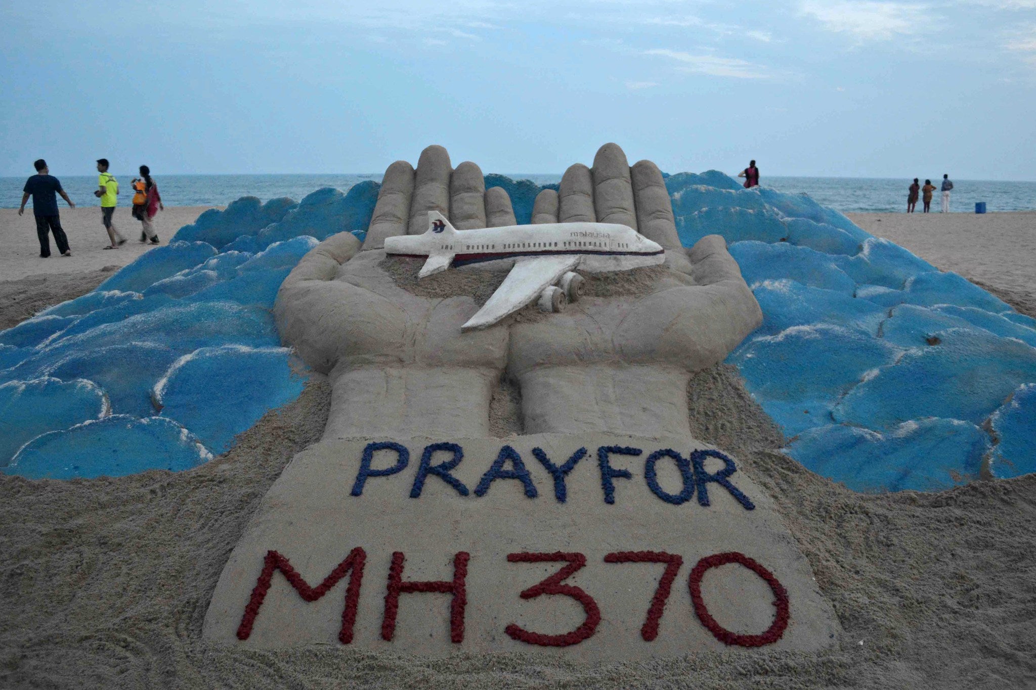 £20,000 has been stolen from the bank accounts of four passengers from missing flight MH370, Malaysian police say