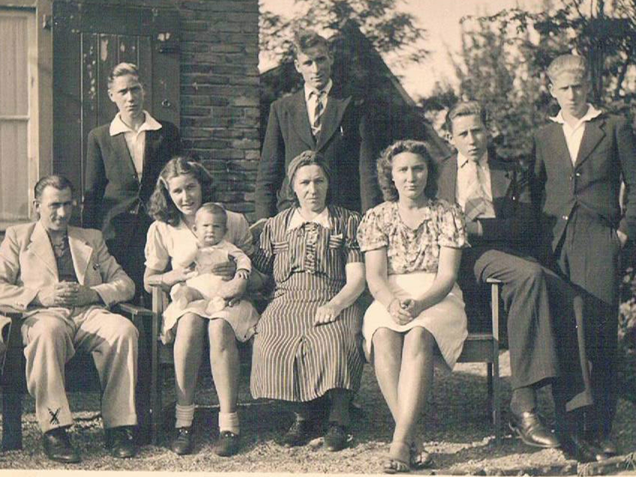 The Zanoli family pictured in 1942. Jans in the middle, between her 4 sons, two daughters, a son in law and a grandchild