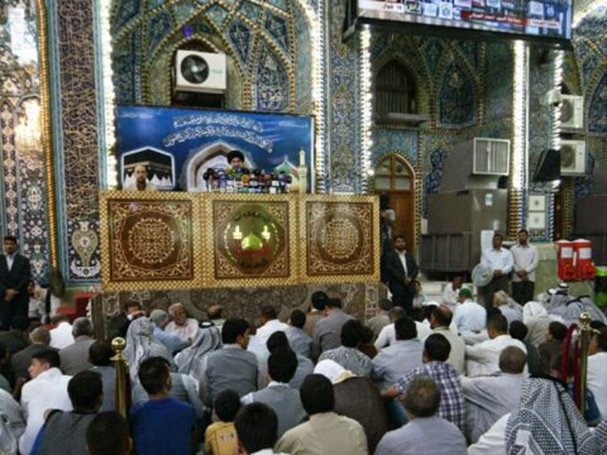 Iraqi Shiites attend Friday prayers at the Imam Hussein shrine in Karbala, southern Baghdad, Iraq, 15 August 2014. Iraq's top Shiite cleric Ali al-Sistani on 15 August 2014 threw his weight behind prime minister-designate Haider al-Abadi, calling on the c