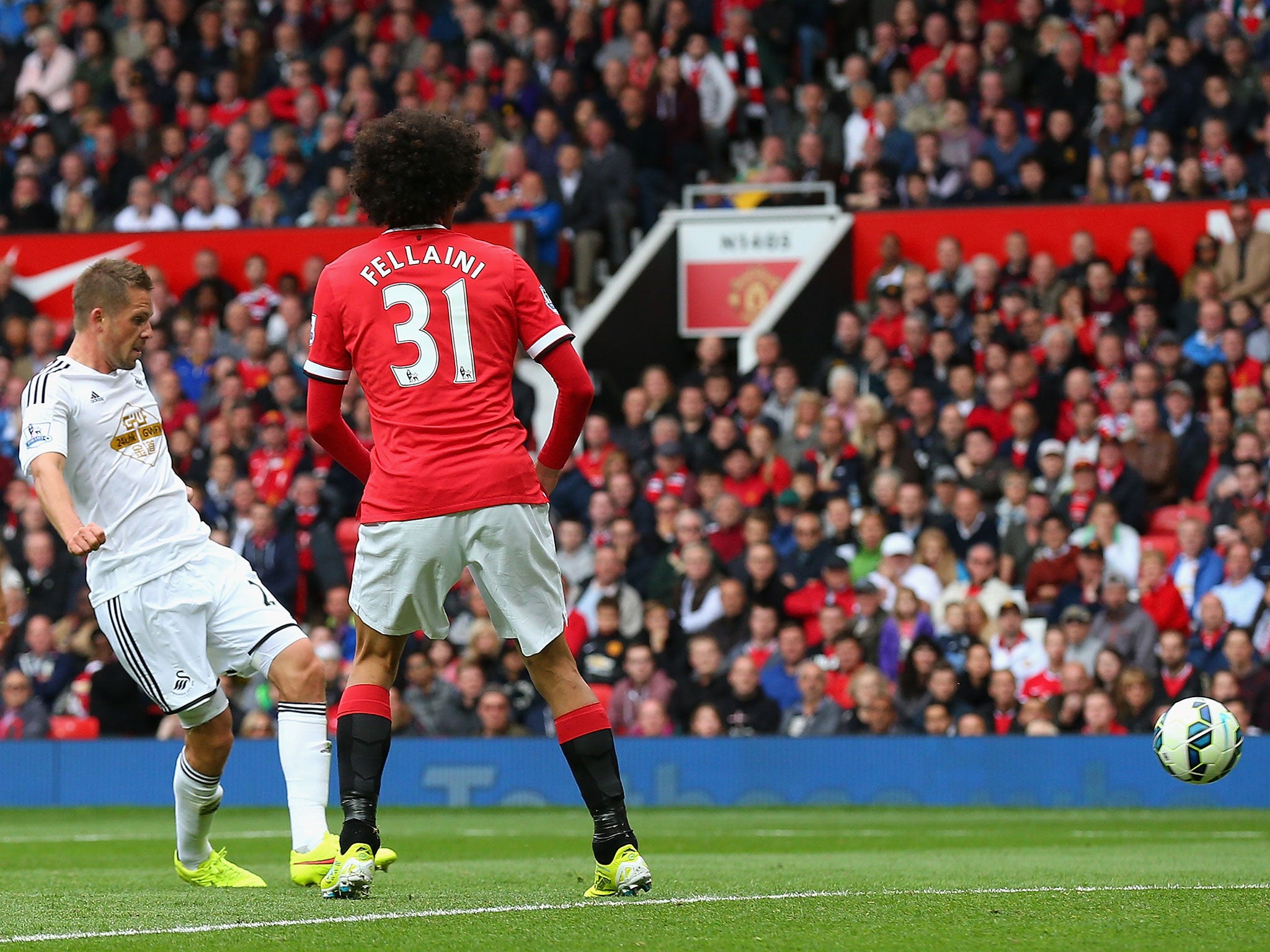 Gylfi Sigurdsson fires home the winner to secure Swansea a 2-1 win over Manchester United