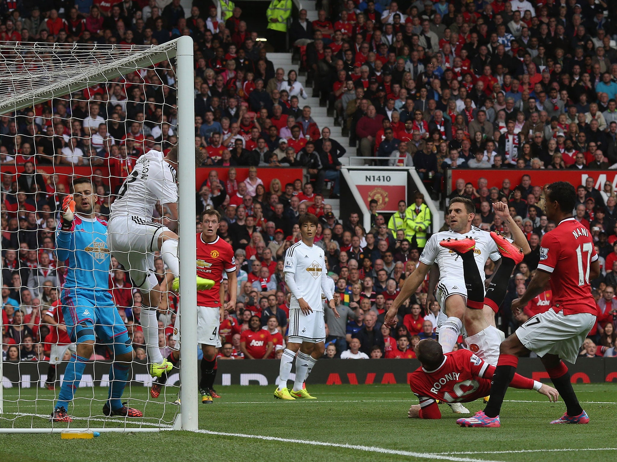 Wayne Rooney acrobatically scores a bicycle kick to level the scores