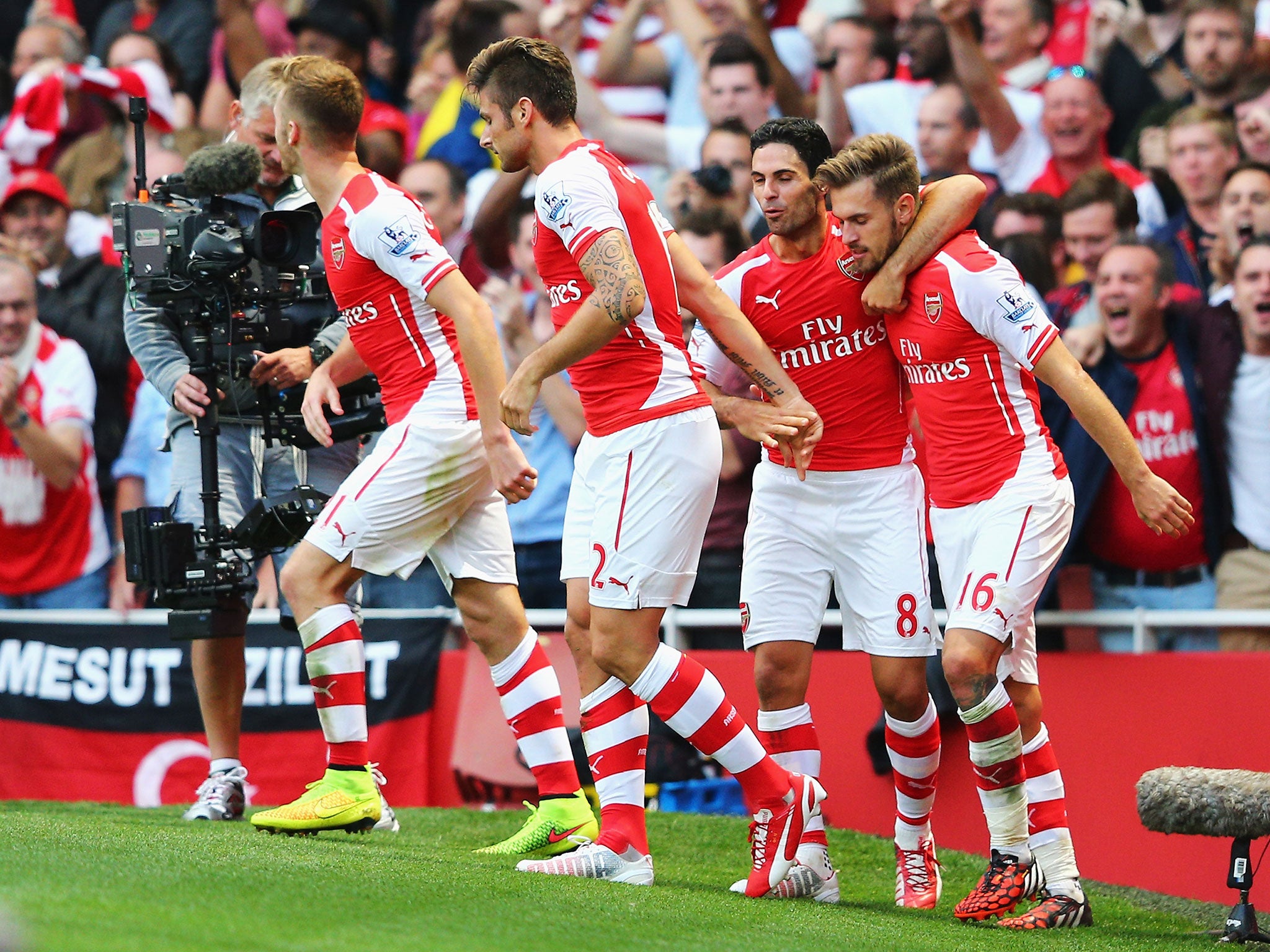 Arsenal celebrate Aaron Ramsey's late winning goal to make it 2-1