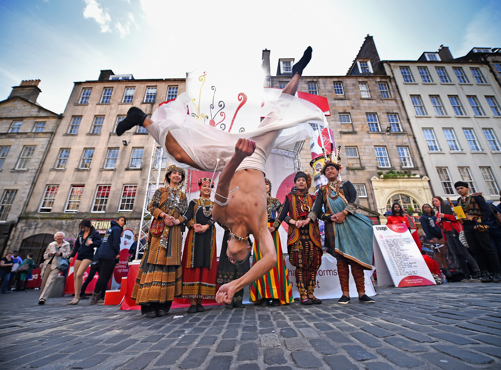 Tjimurdance theatre perform in the Edinburgh Festival Fringe on the Royal Mile