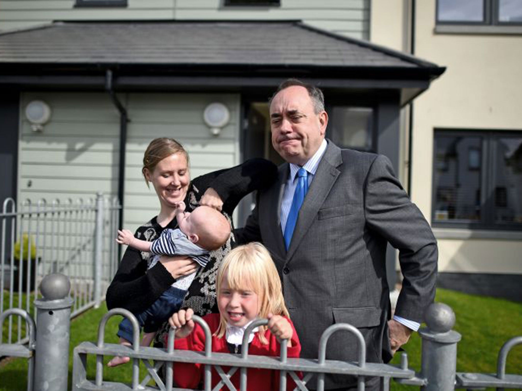 Alex Salmond meets Sarah Forbes and her children in Arbroath on Tuesday