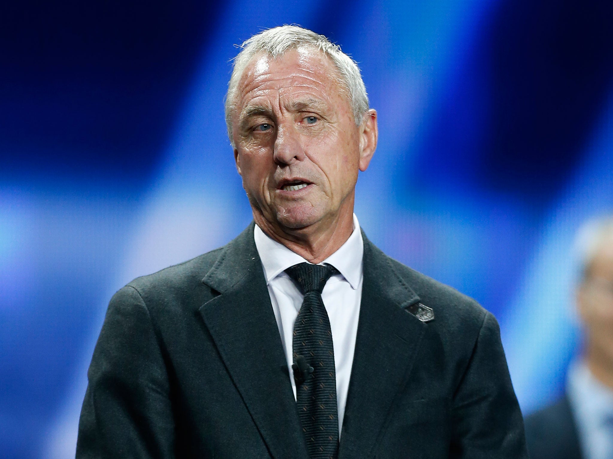 A Dutch newspaper has apologised to Johan Cruyff after bogus report that claimed he was dead went viral