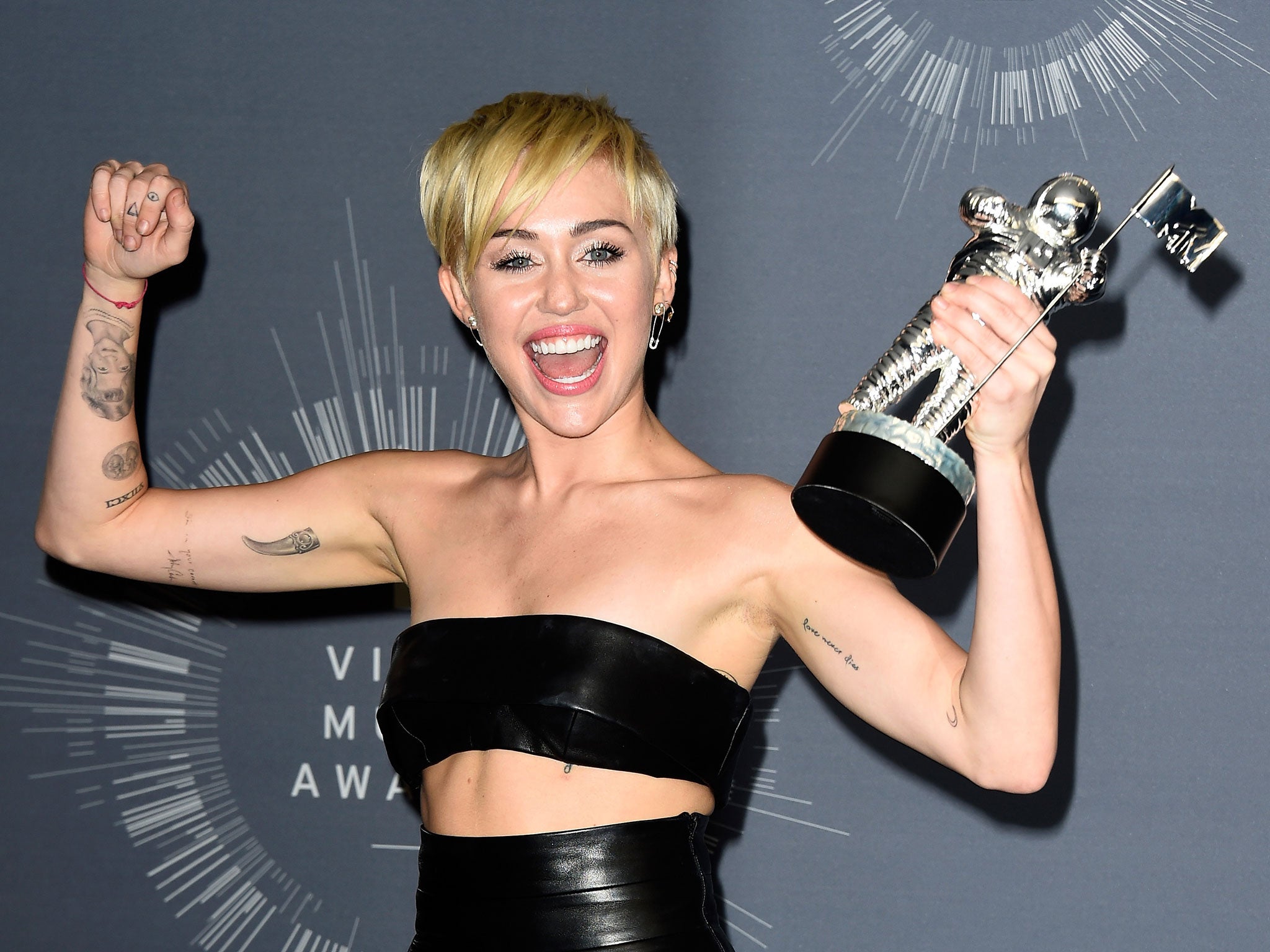 MTV VMAs 2014 Miley Cyrus has homeless man accept Video of the Year award for her The Independent The Independent photo