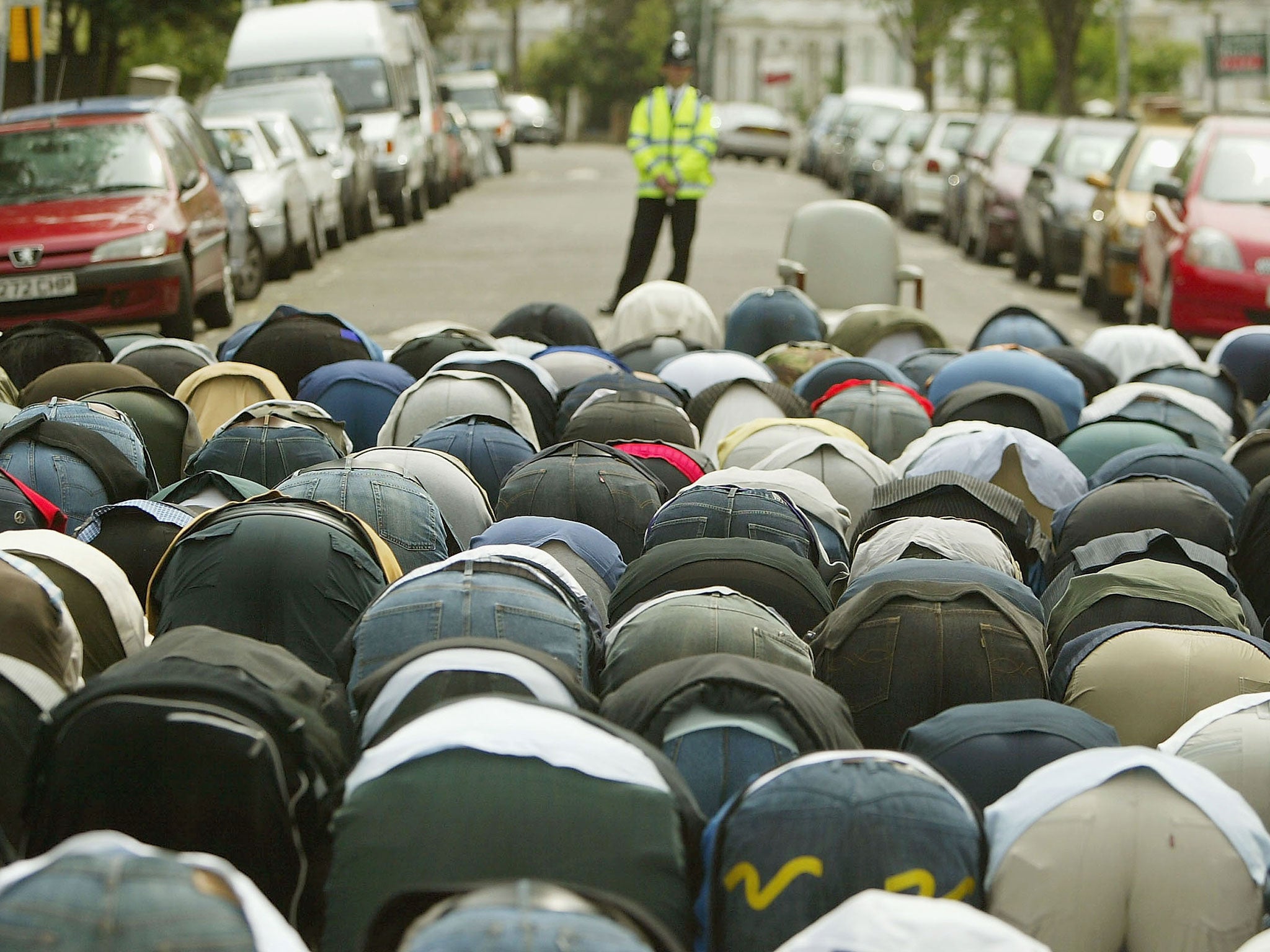 Followers of radical muslim cleric Abu Hamza praying outside the Finsbury Park mosque in 2004