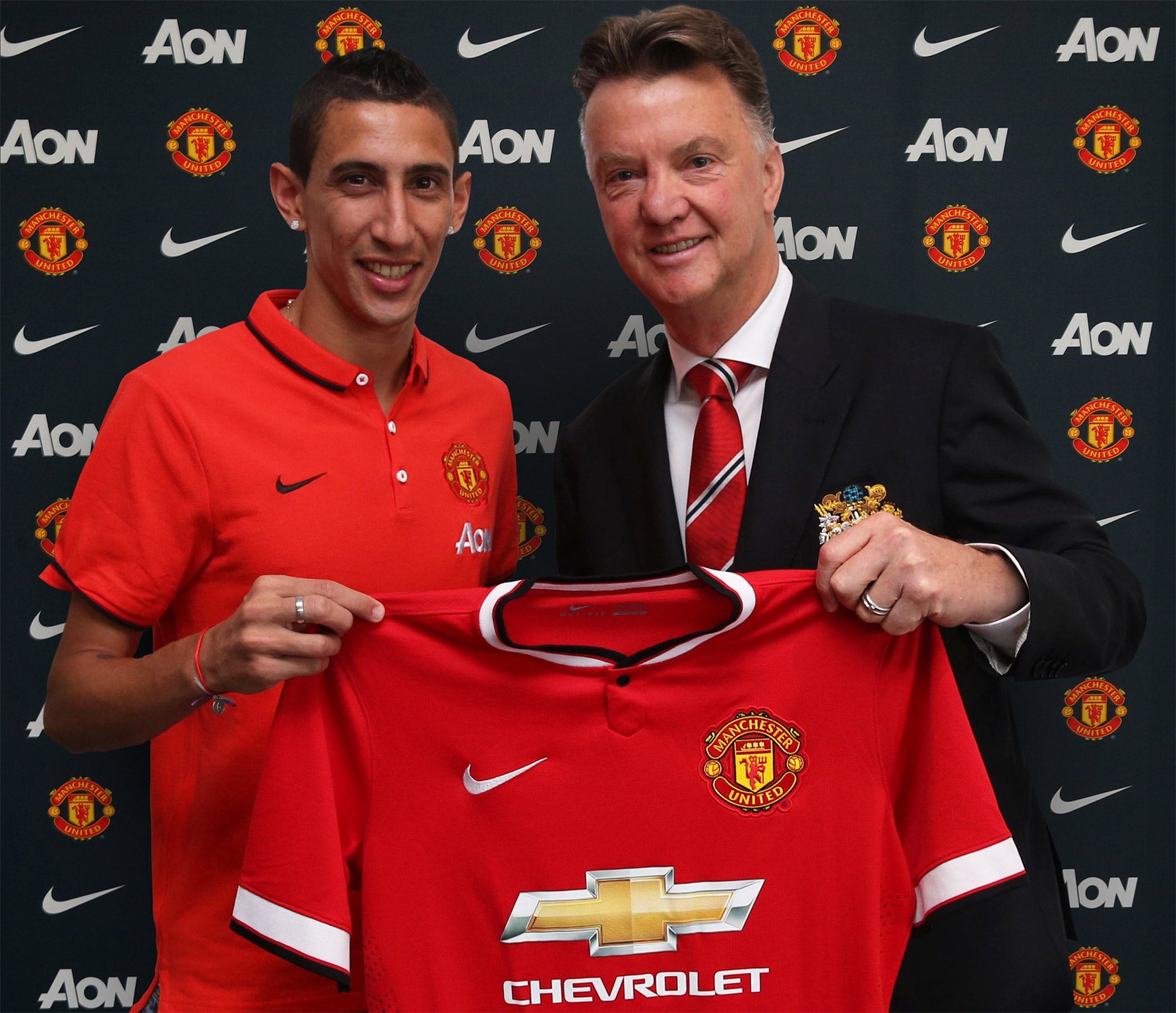 Angel Di Maria poses with Louis van Gaal after signing for Manchester United